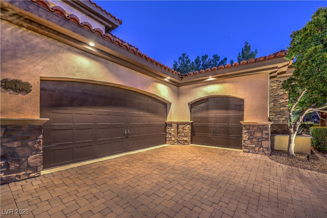 6 Fire Rock Court
