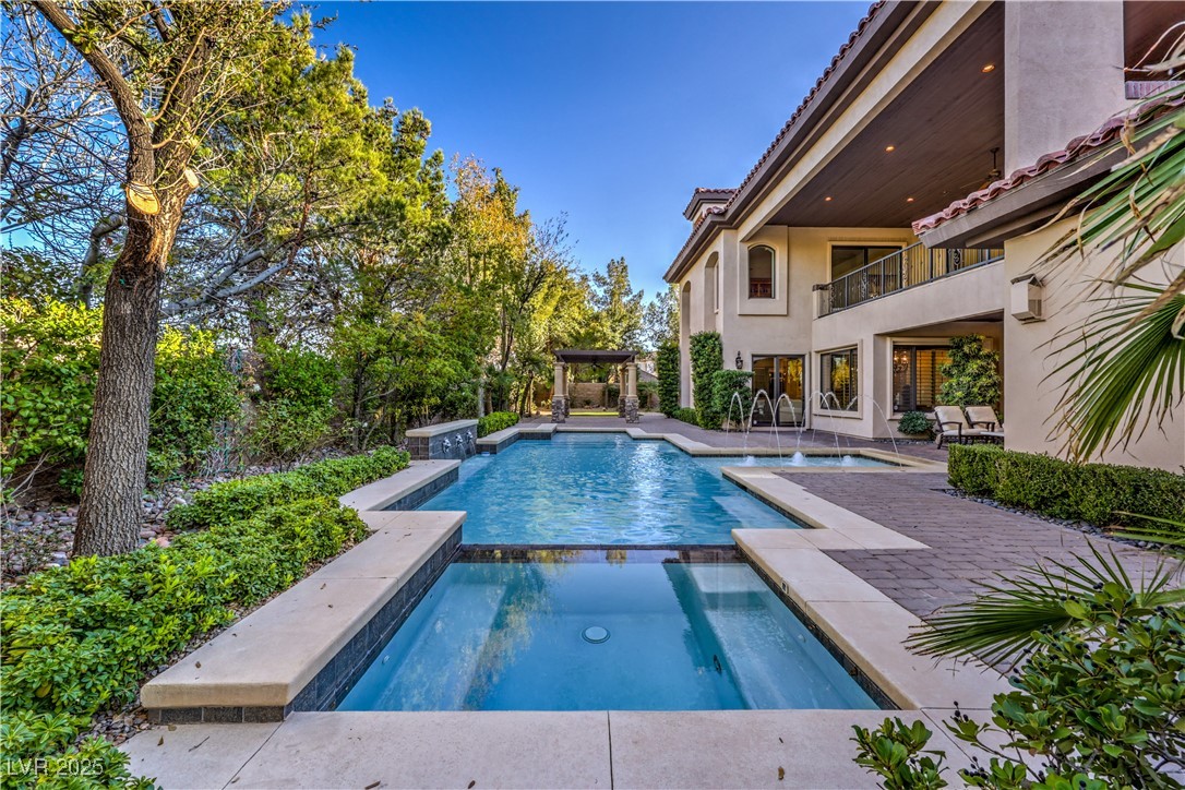 6 Fire Rock Court