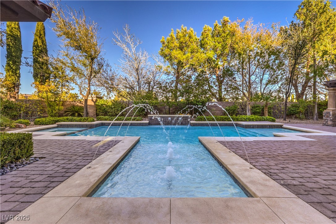 6 Fire Rock Court