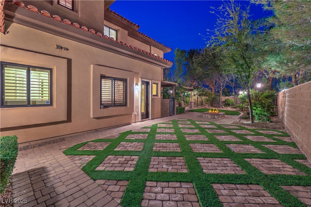 6 Fire Rock Court