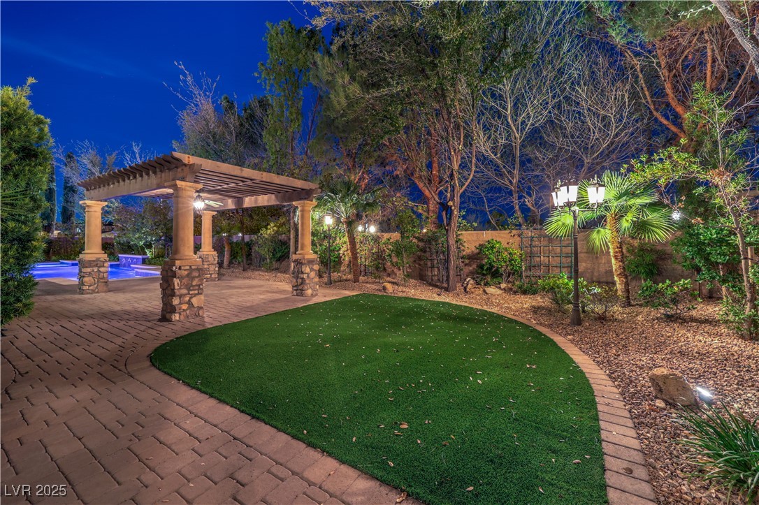 6 Fire Rock Court
