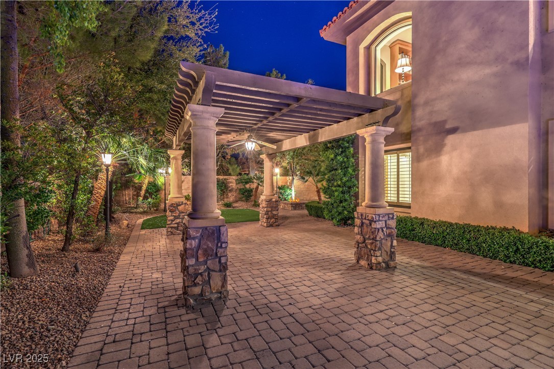 6 Fire Rock Court