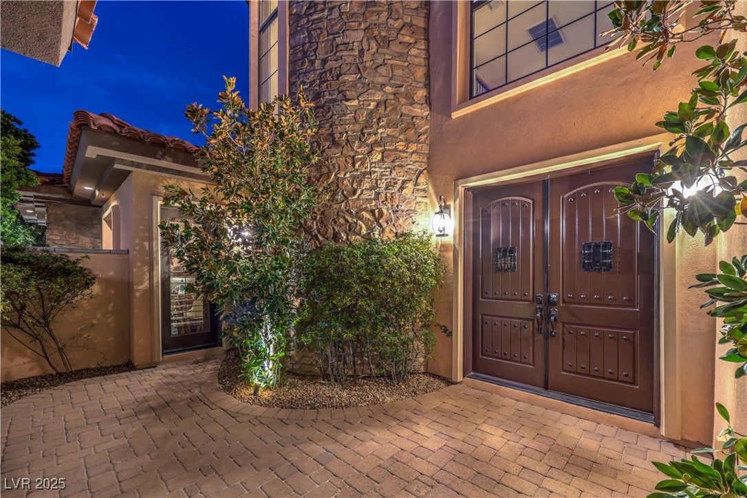 6 Fire Rock Court