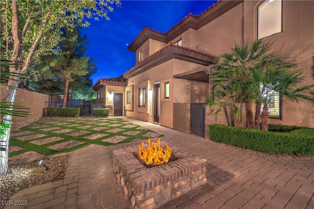 6 Fire Rock Court
