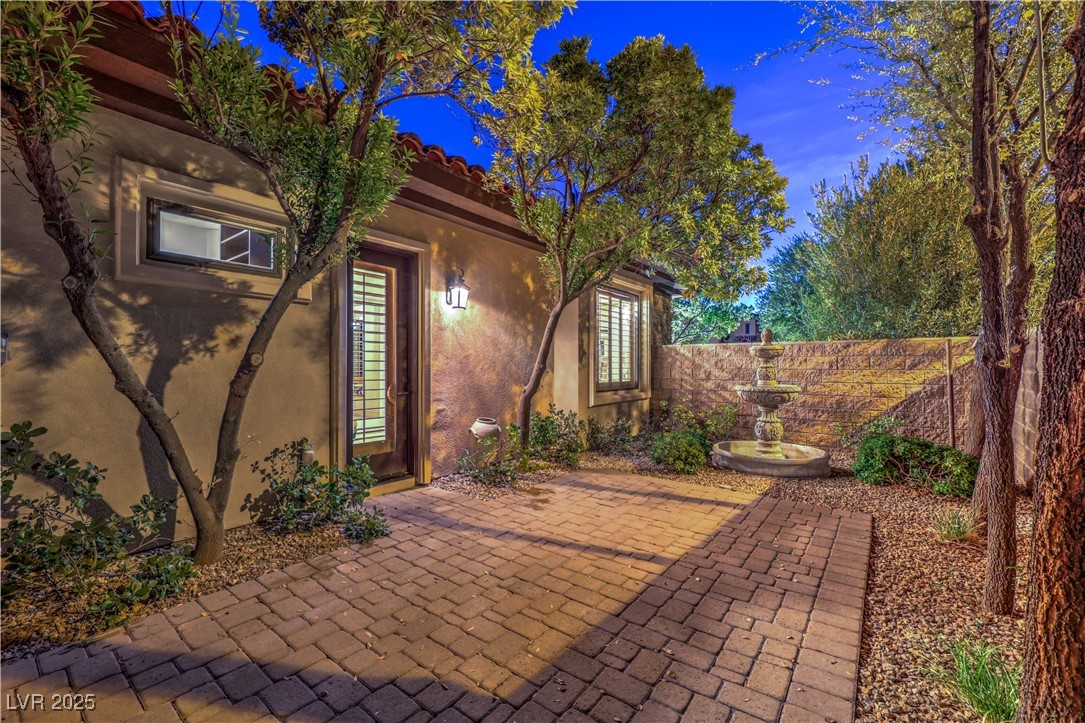 6 Fire Rock Court