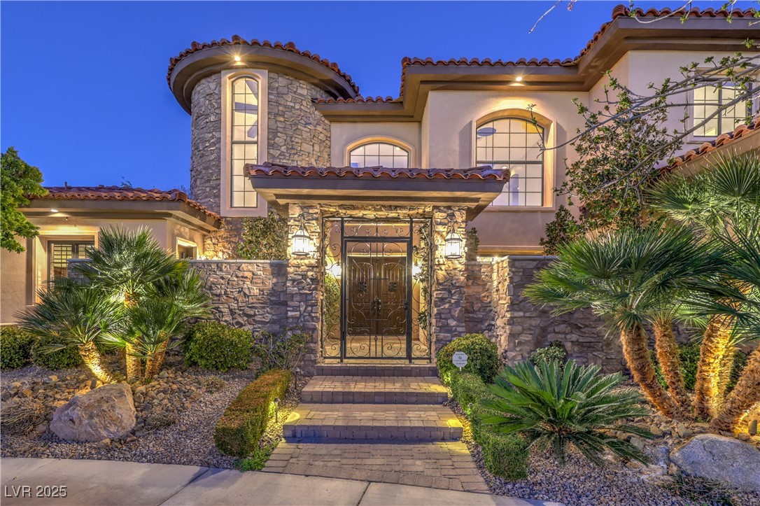 6 Fire Rock Court
