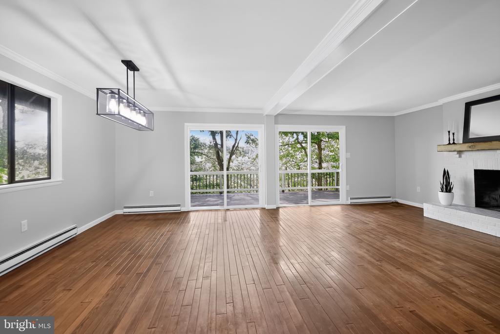 233 SUNSET CIRCLE