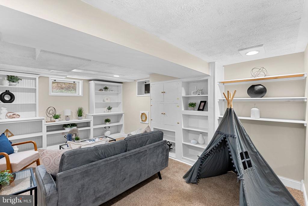 7109 WAYNE DRIVE