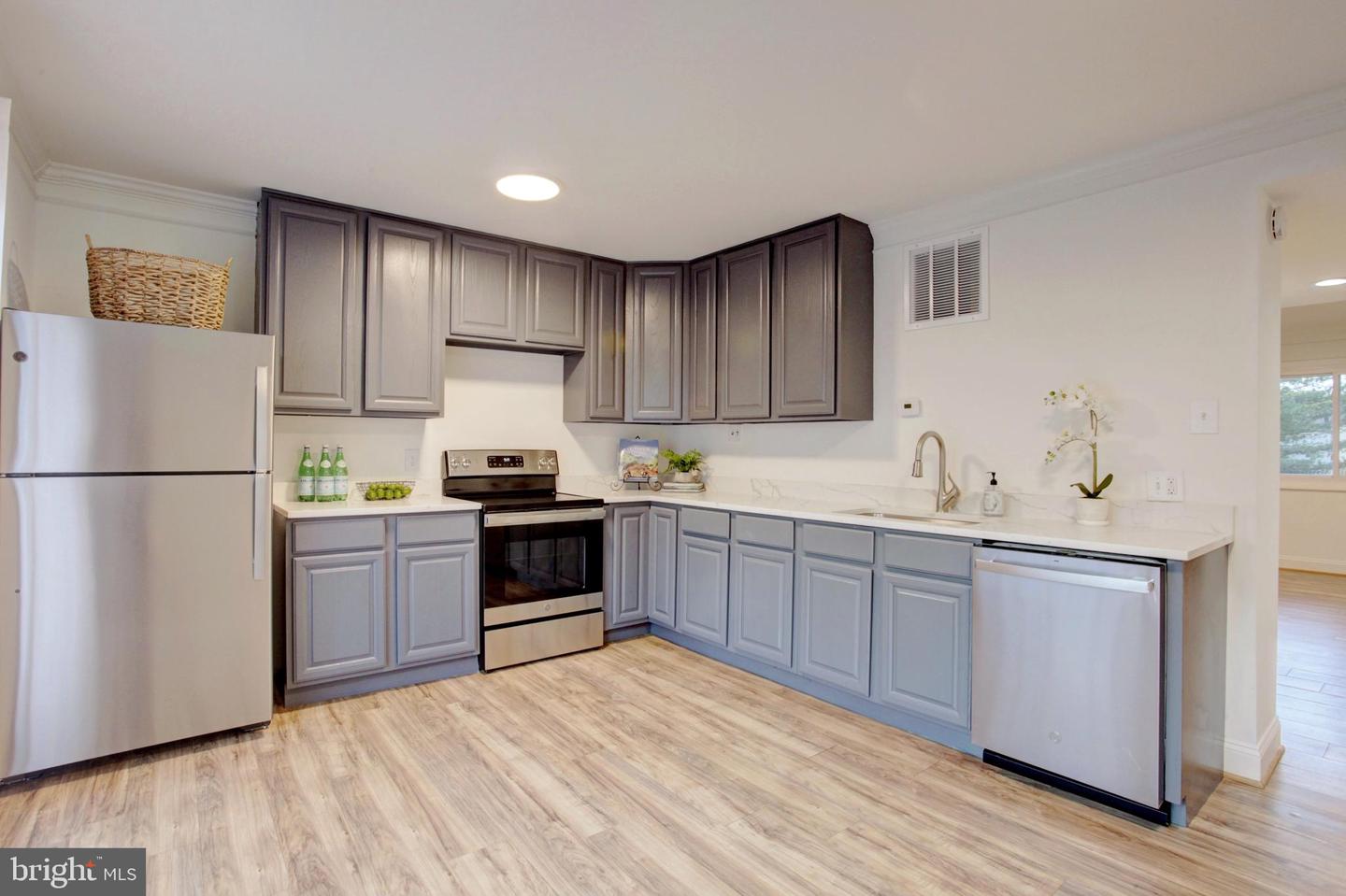 208 Sanderson Dr #225