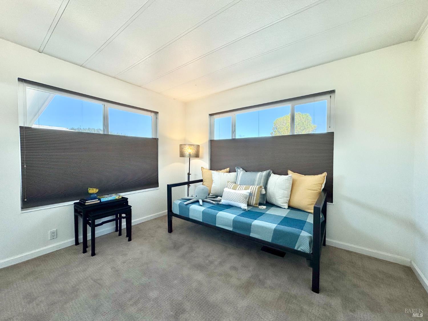 819 E Champagne