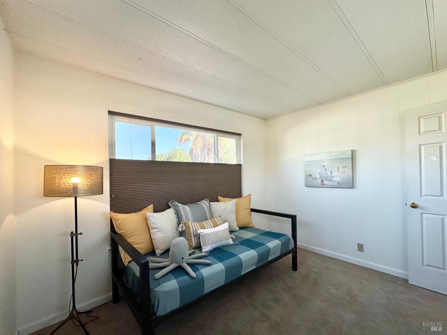819 E Champagne