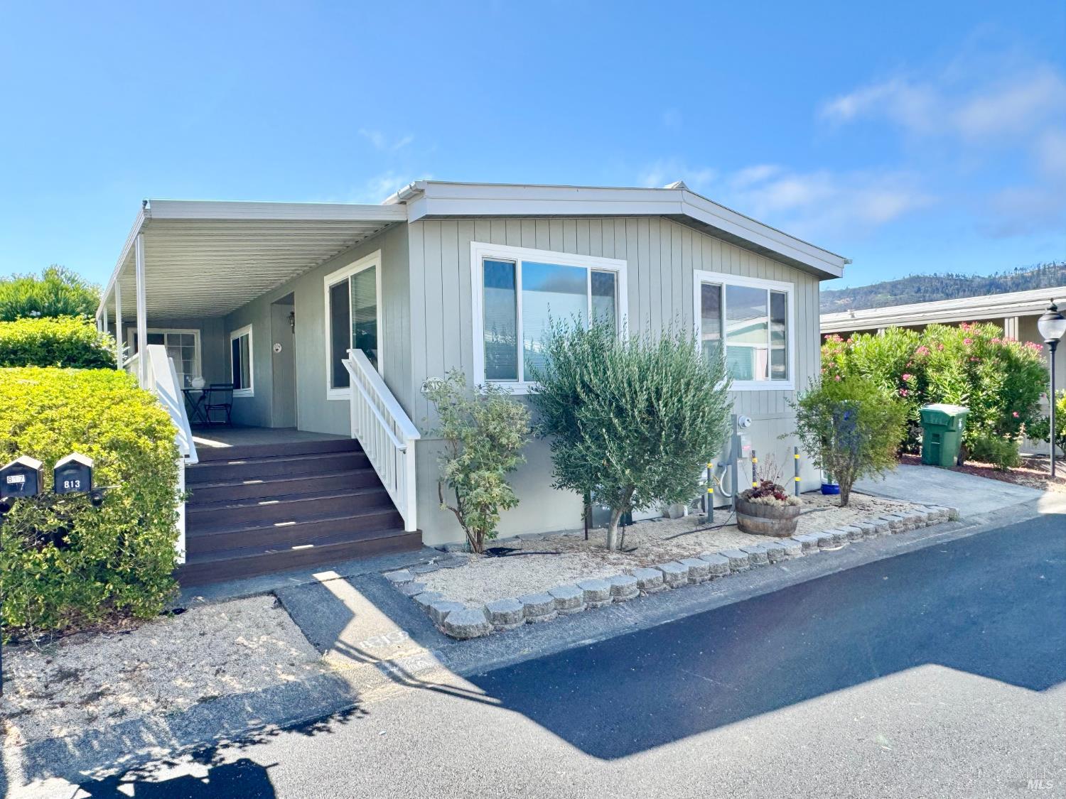 819 E Champagne