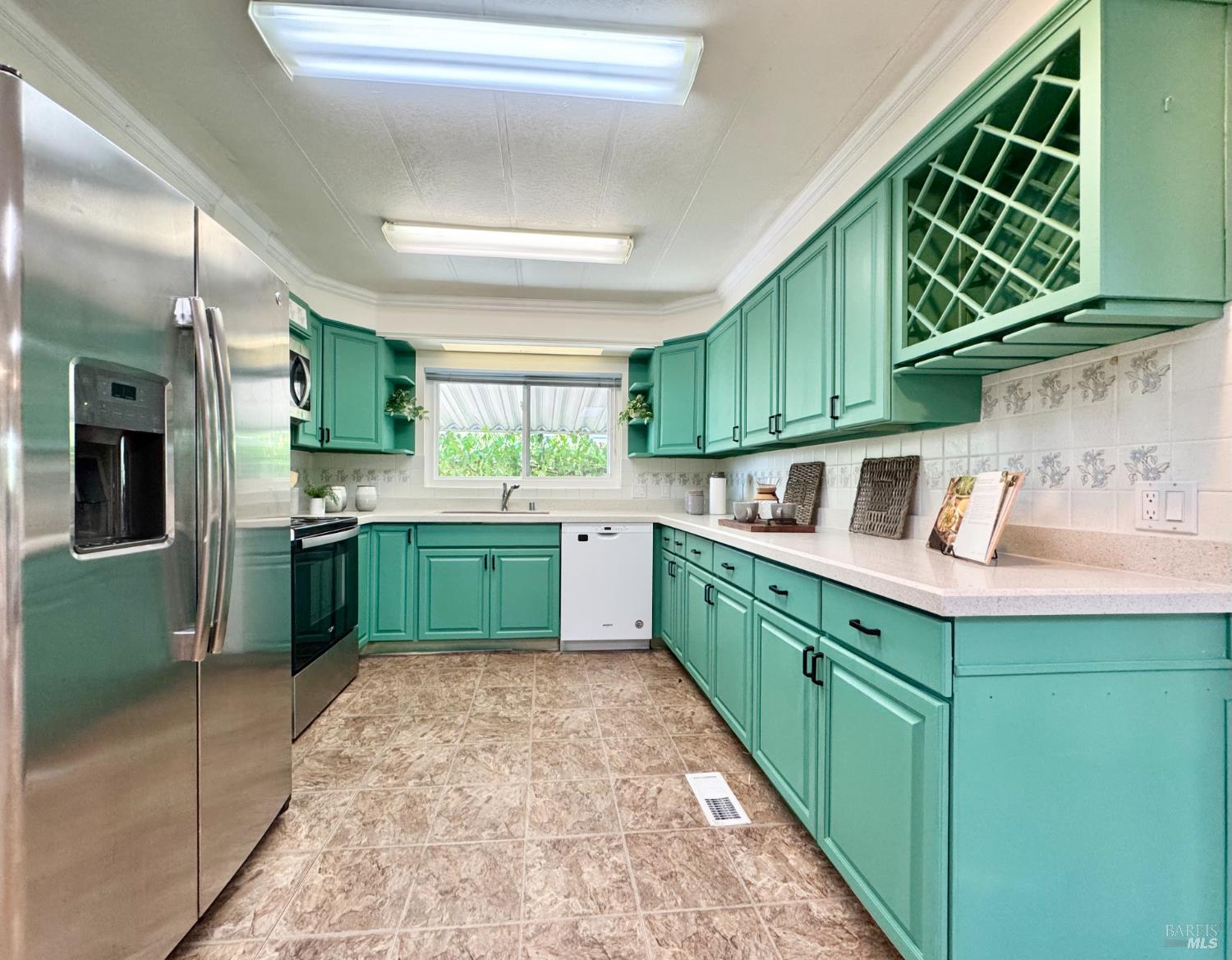 819 E Champagne