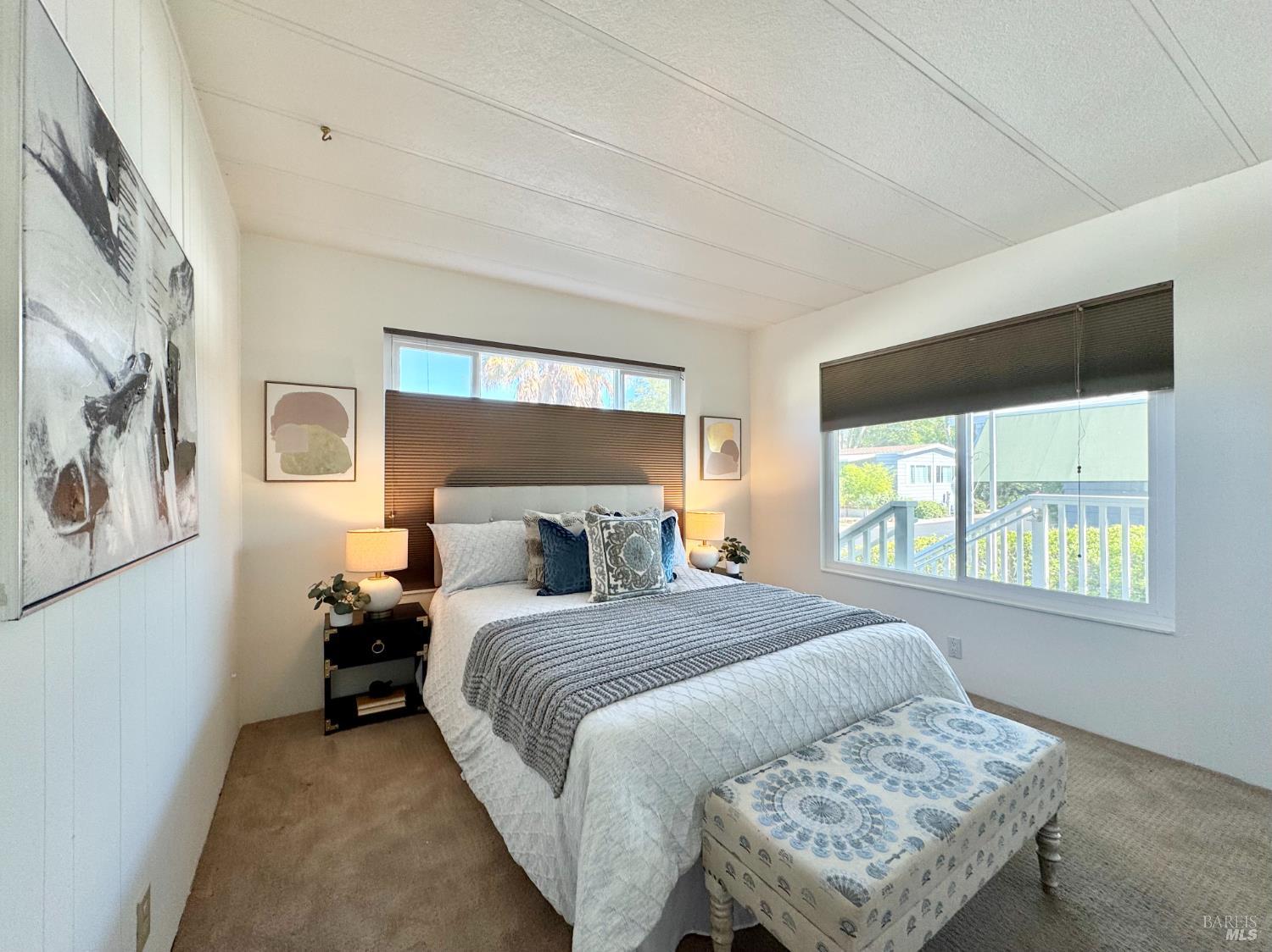 819 E Champagne
