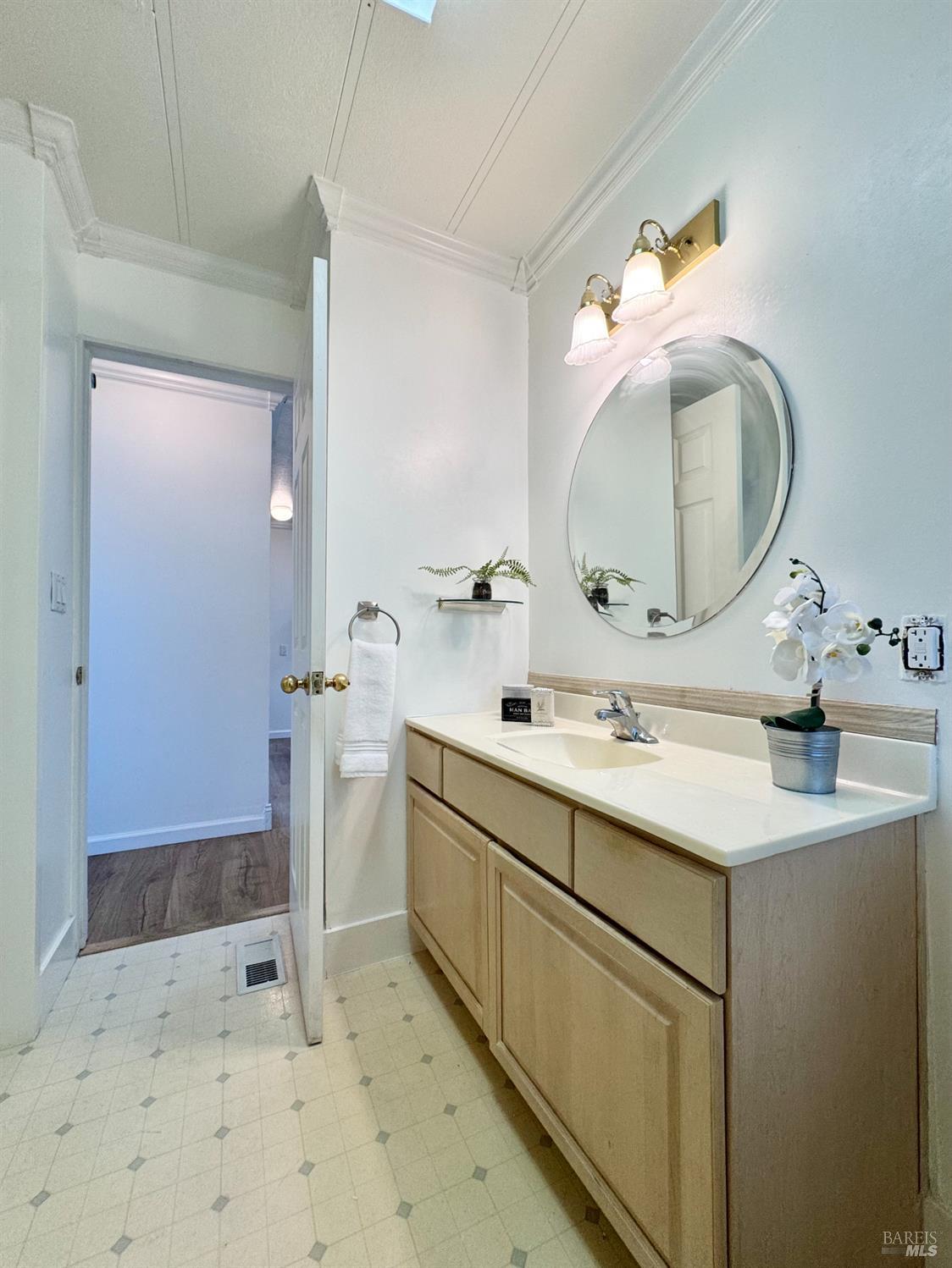 819 E Champagne