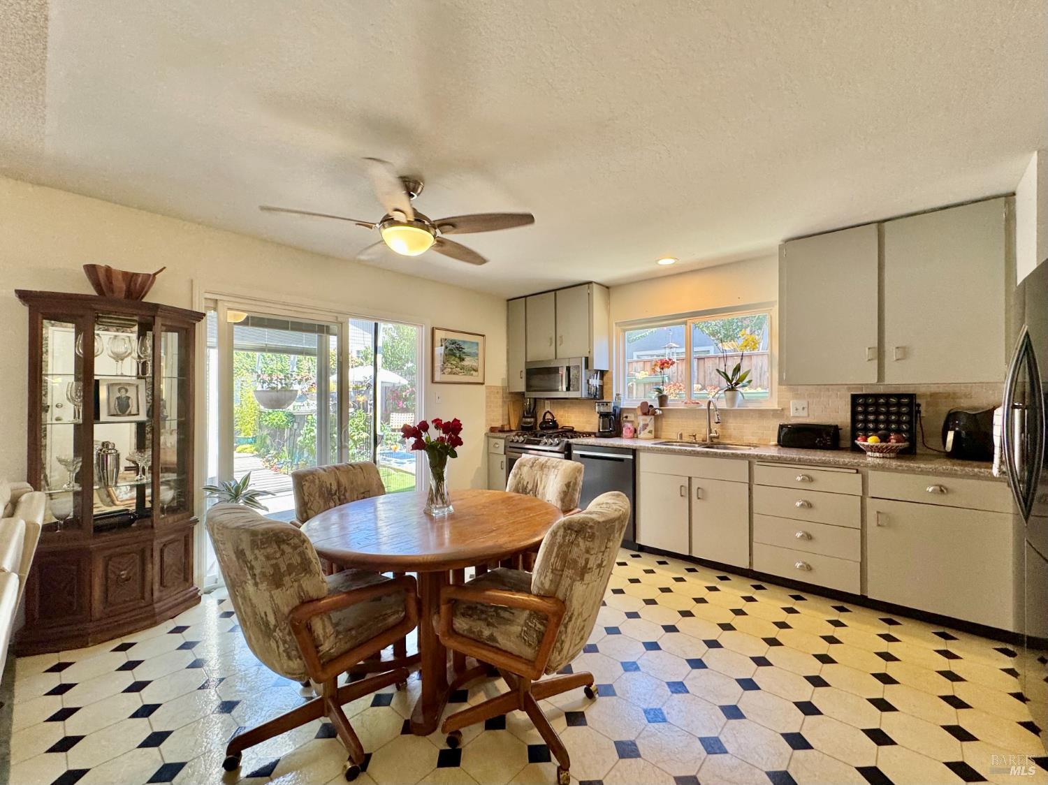 2570 Vine Hill Dr