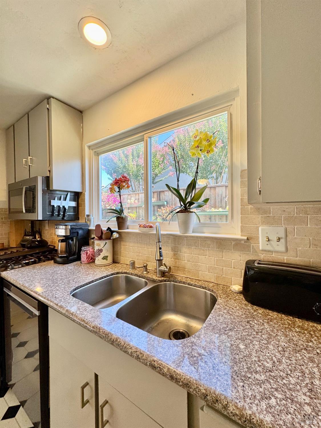 2570 Vine Hill Dr