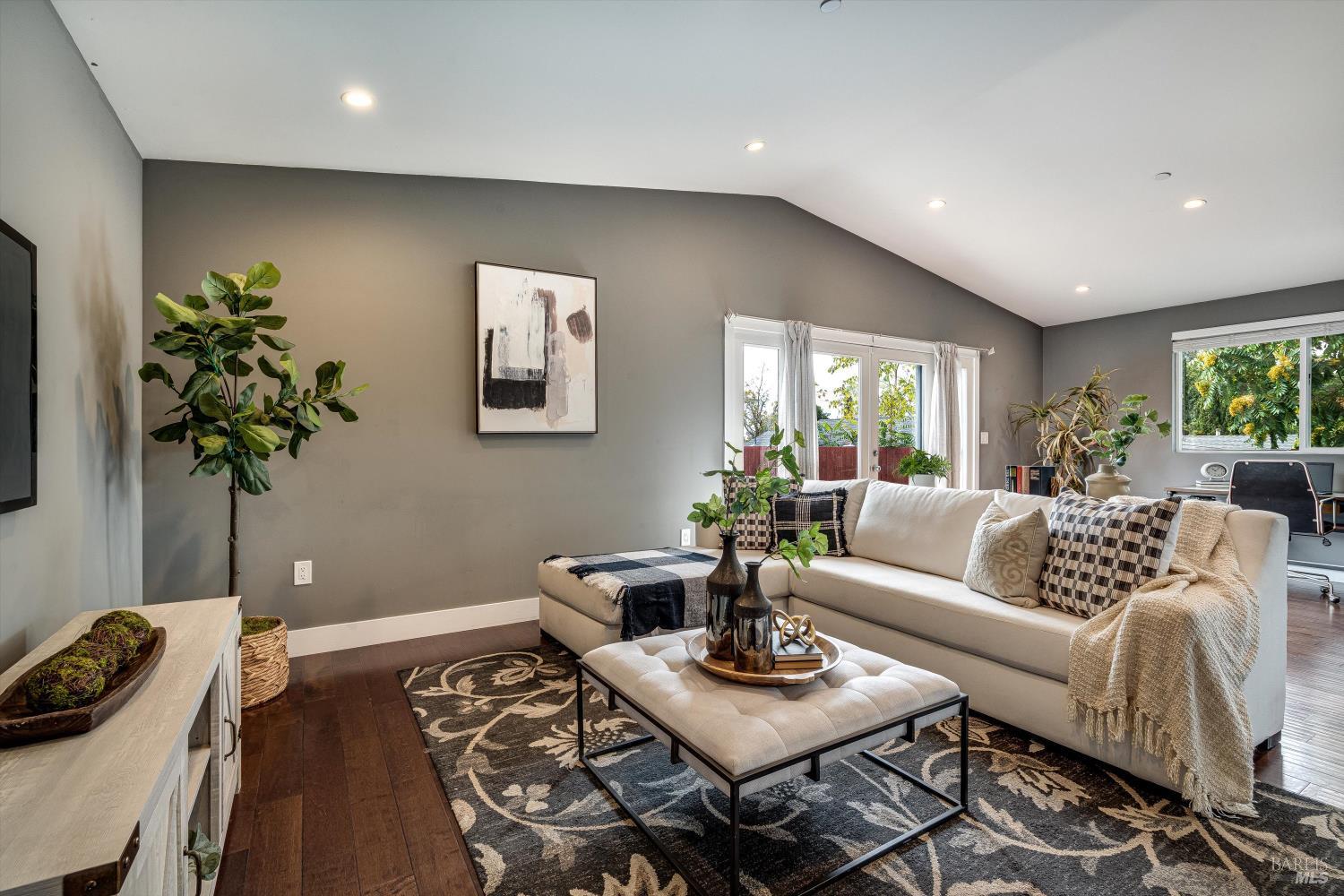 15 Julian Ave