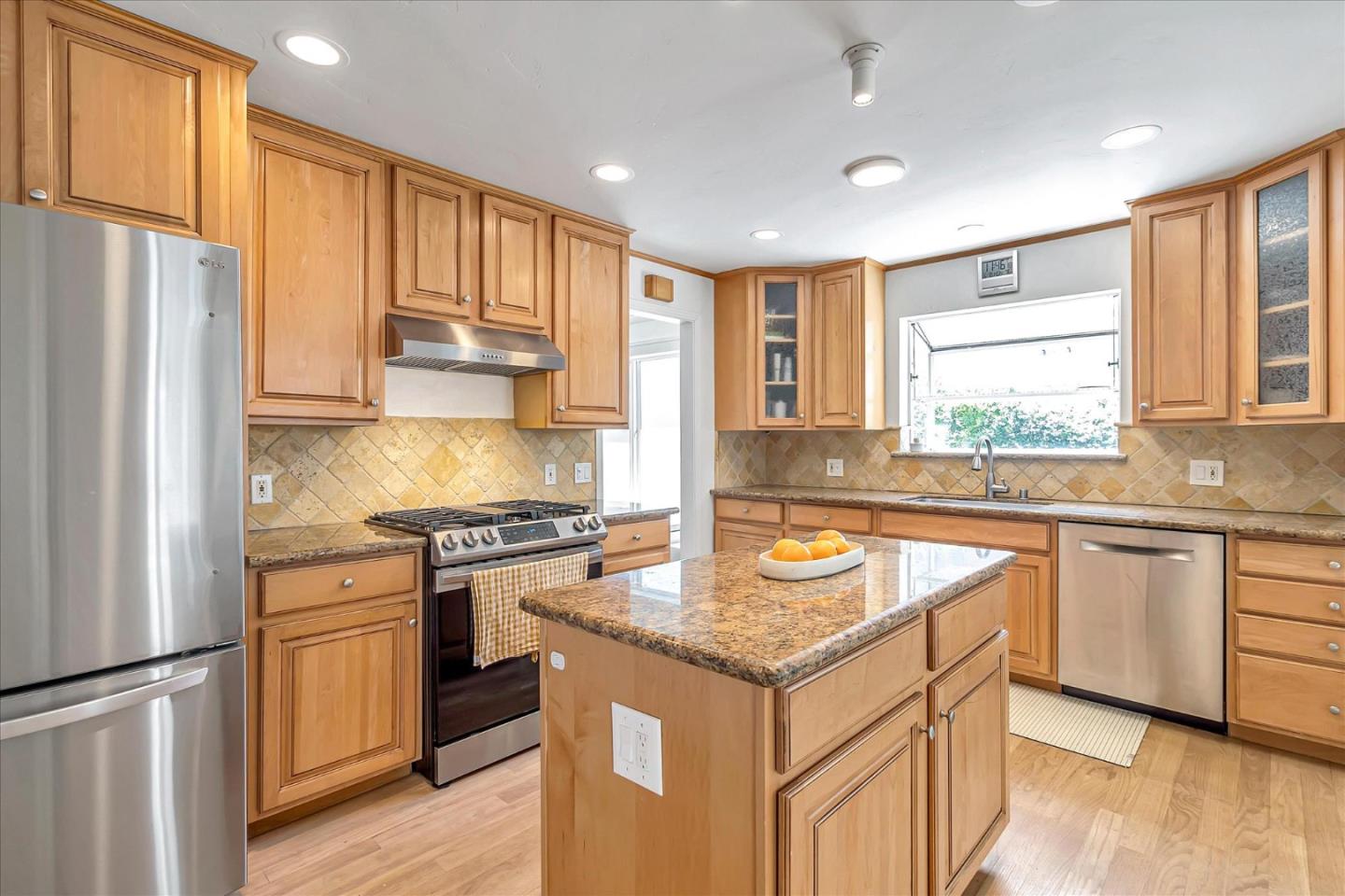 88 Hillview AVE