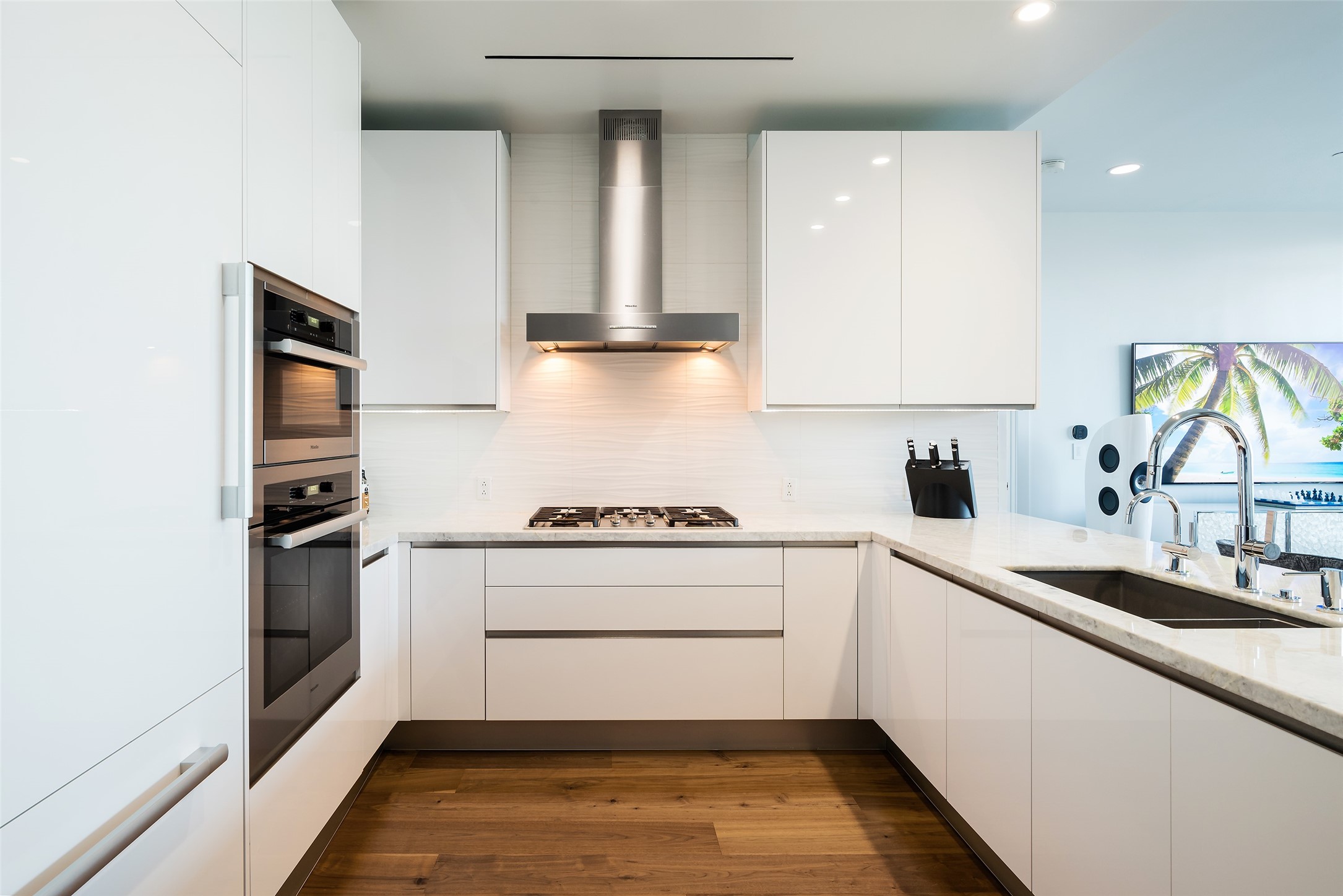 3130 N Harwood Street 807