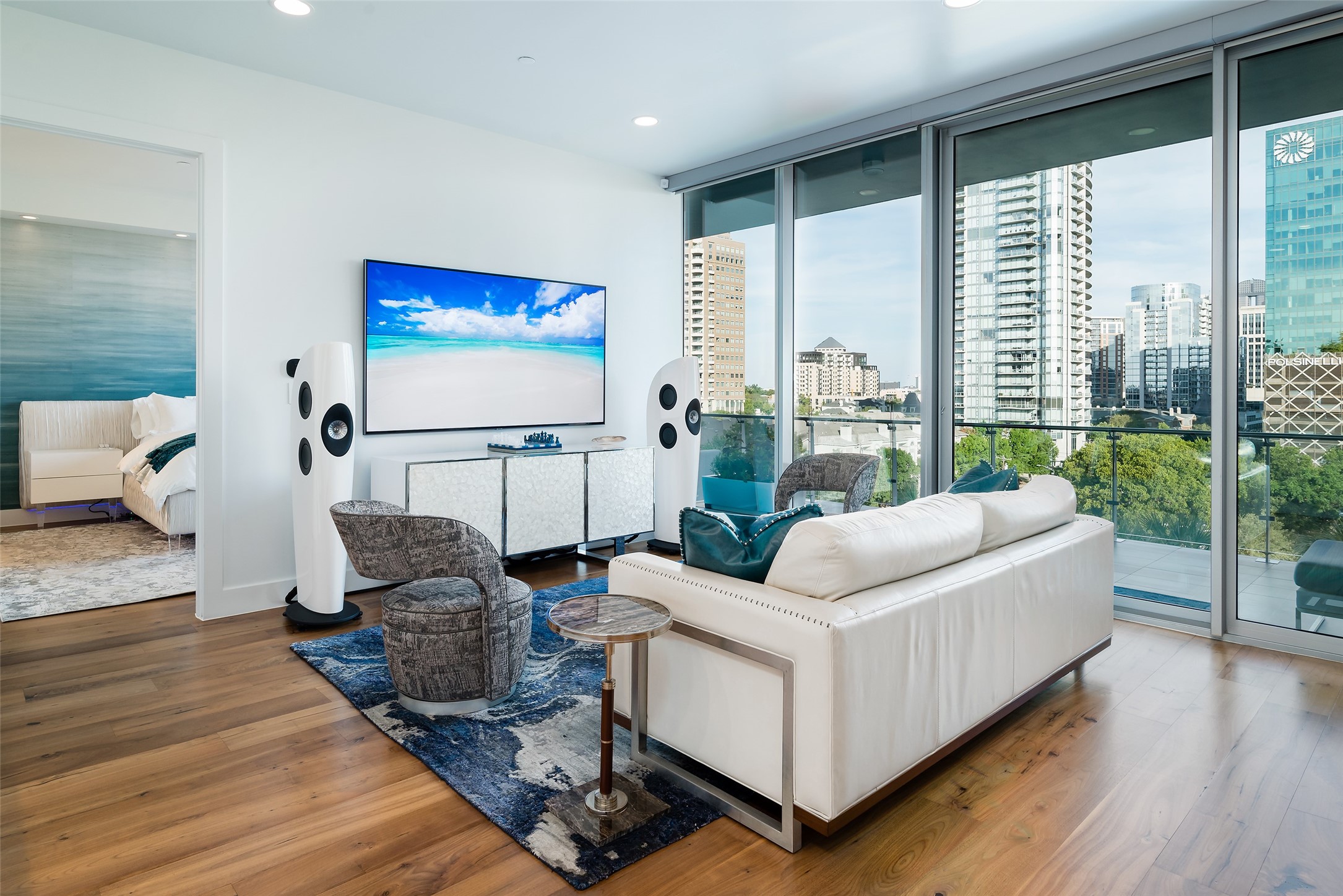 3130 N Harwood Street 807