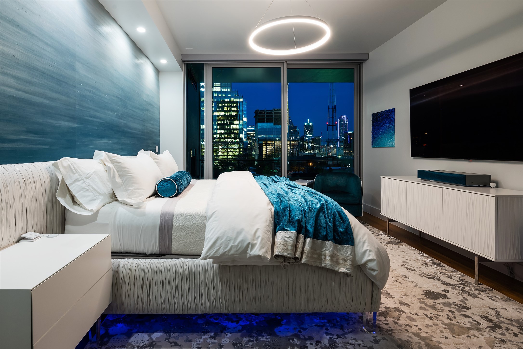 3130 N Harwood Street 807