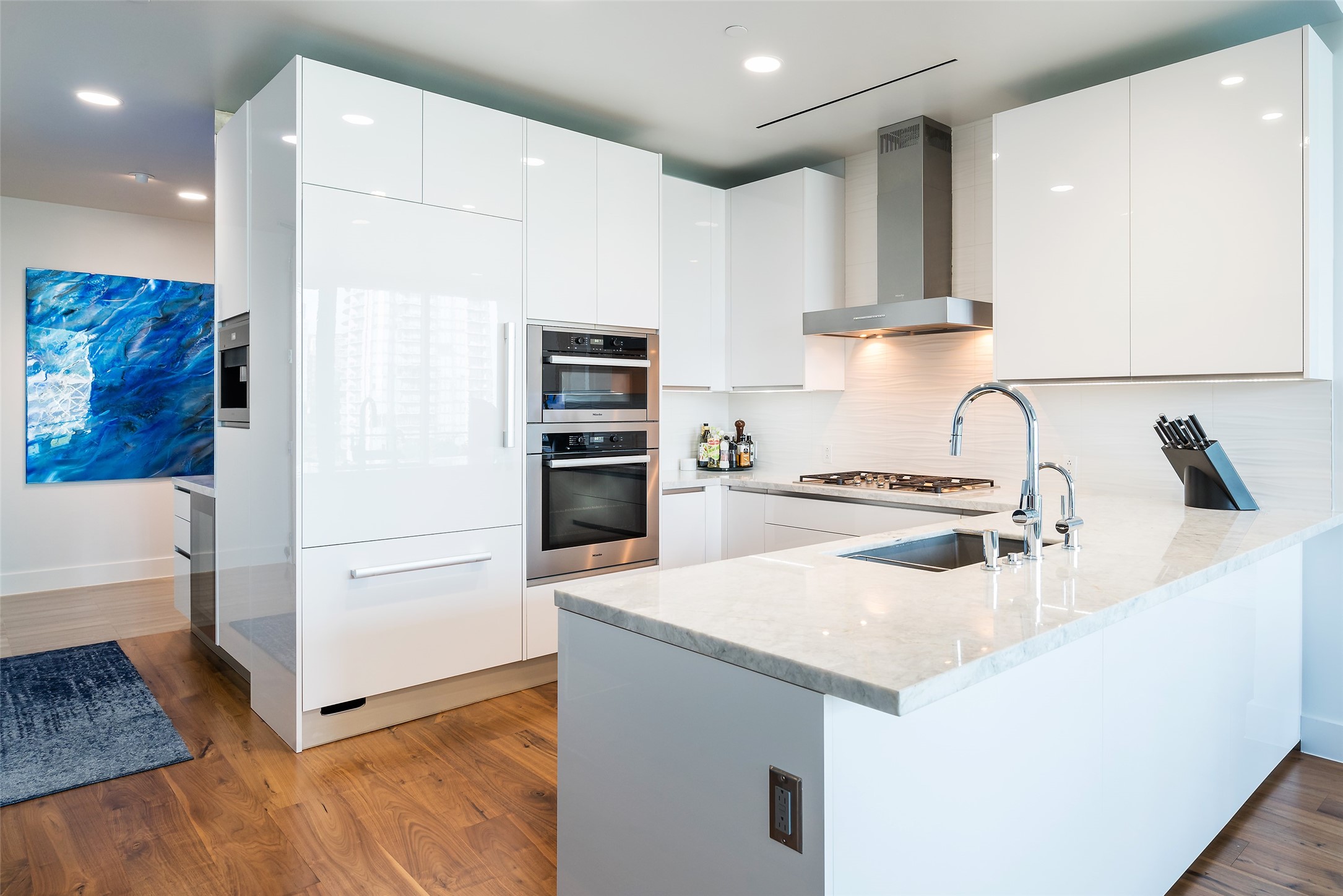 3130 N Harwood Street 807