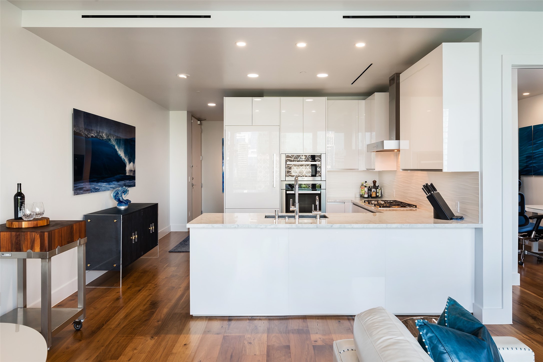 3130 N Harwood Street 807