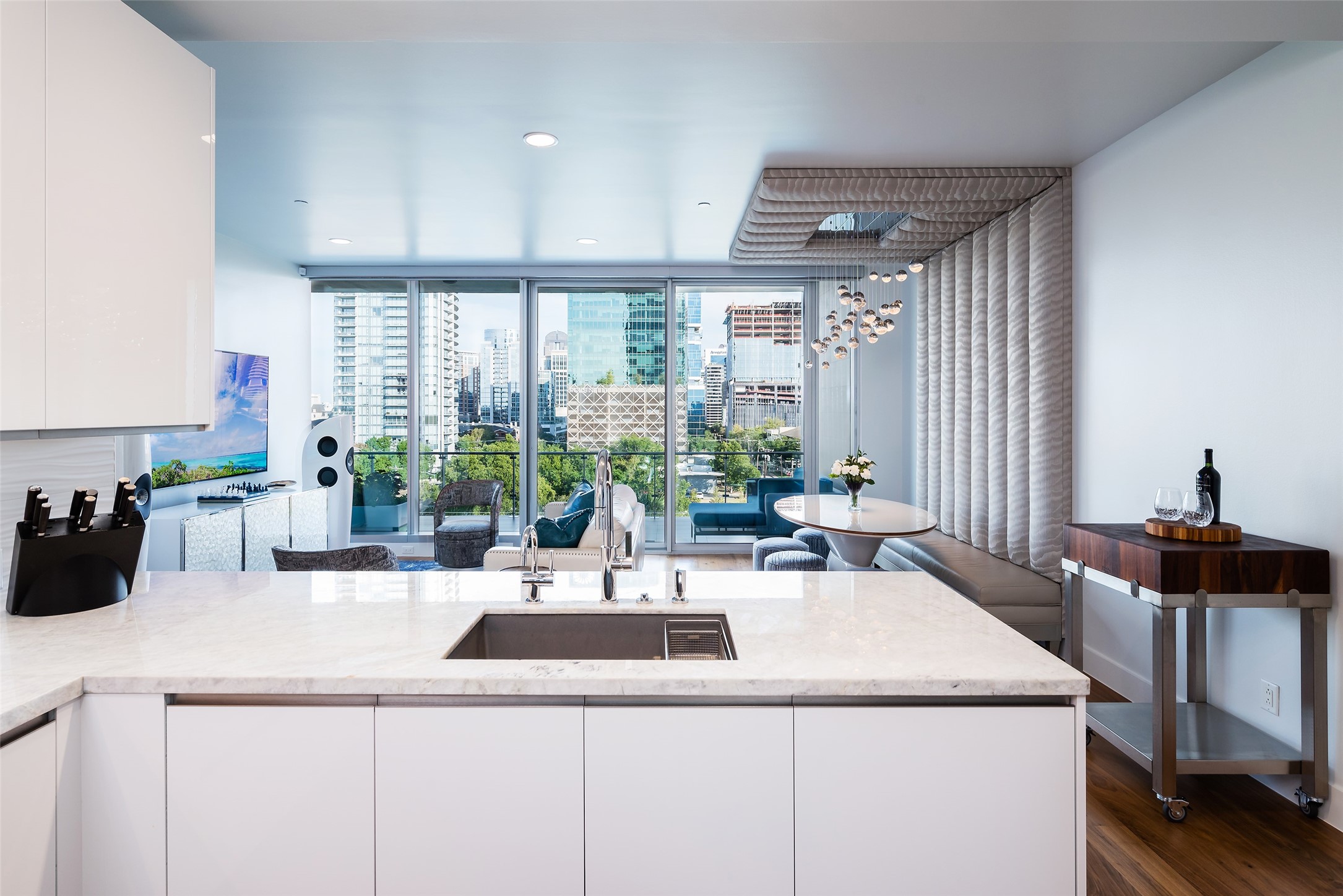 3130 N Harwood Street 807