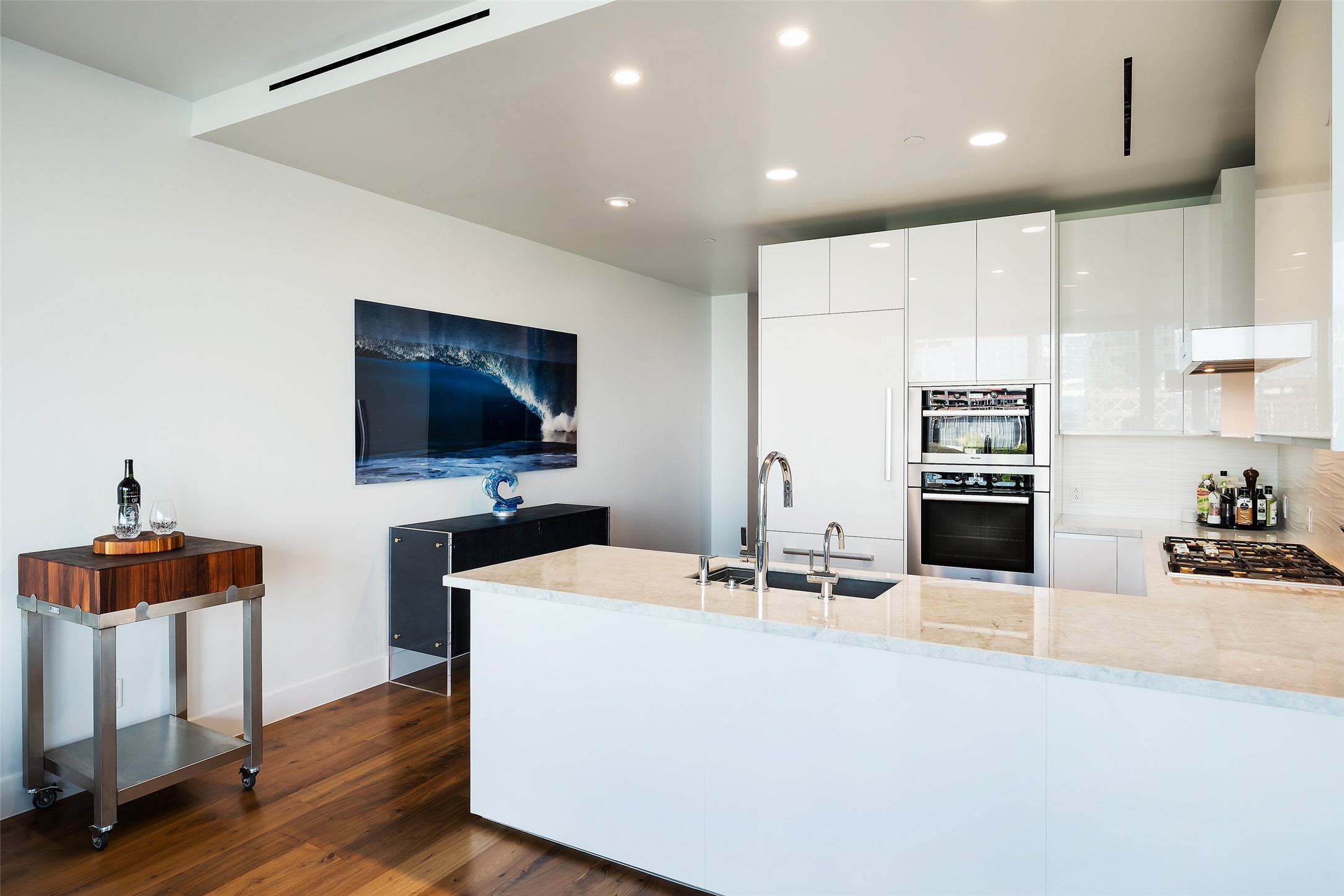 3130 N Harwood Street 807