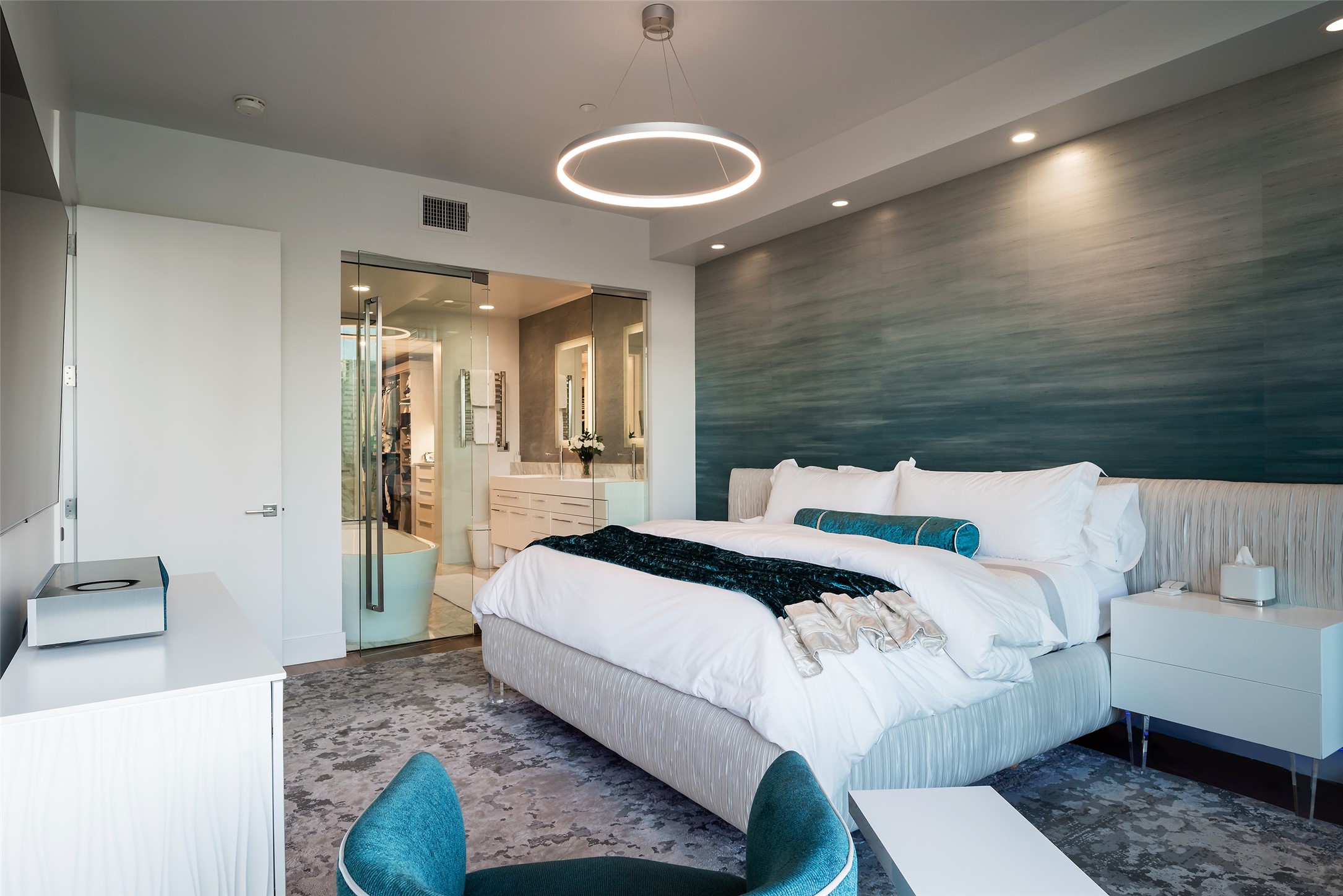 3130 N Harwood Street 807