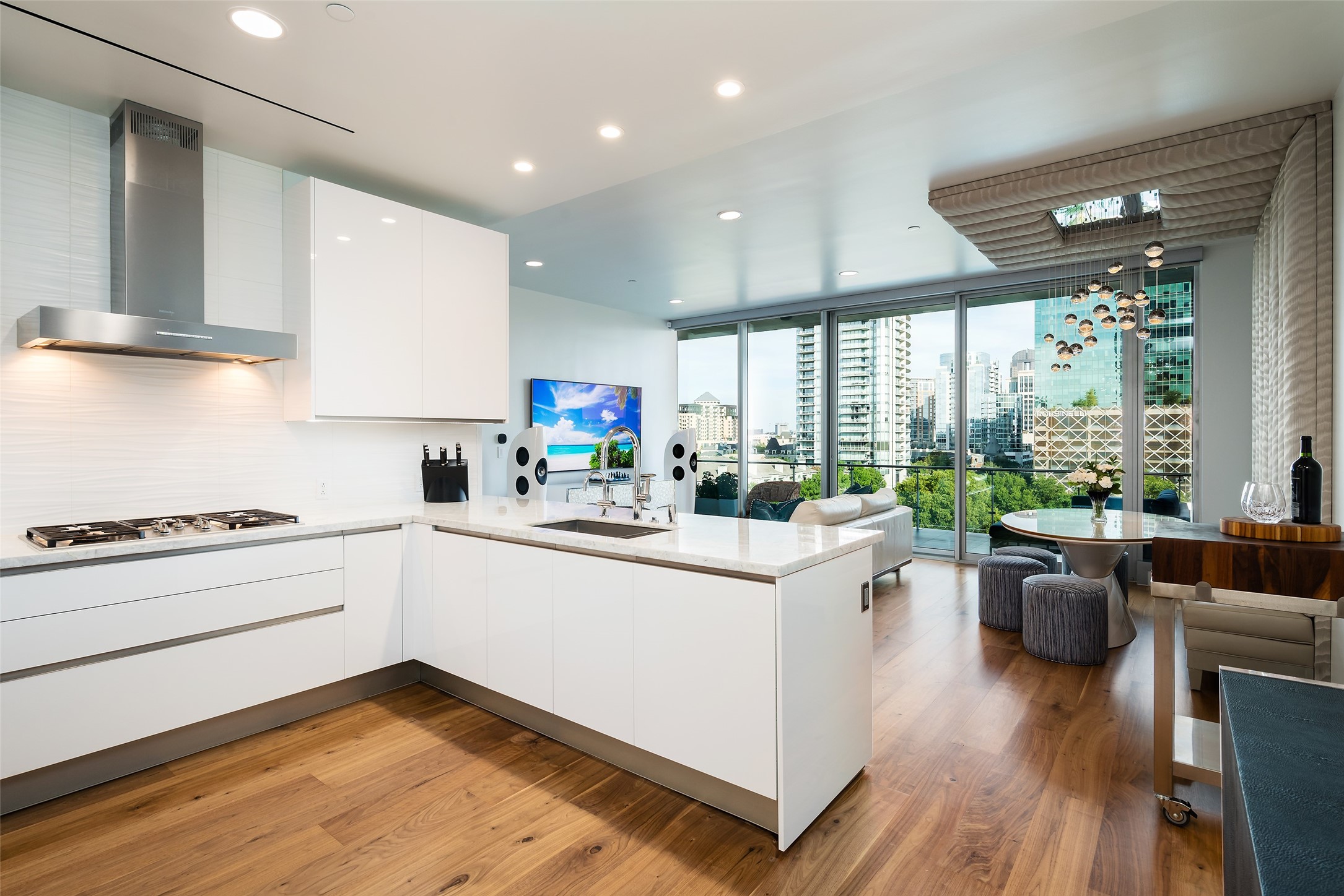 3130 N Harwood Street 807