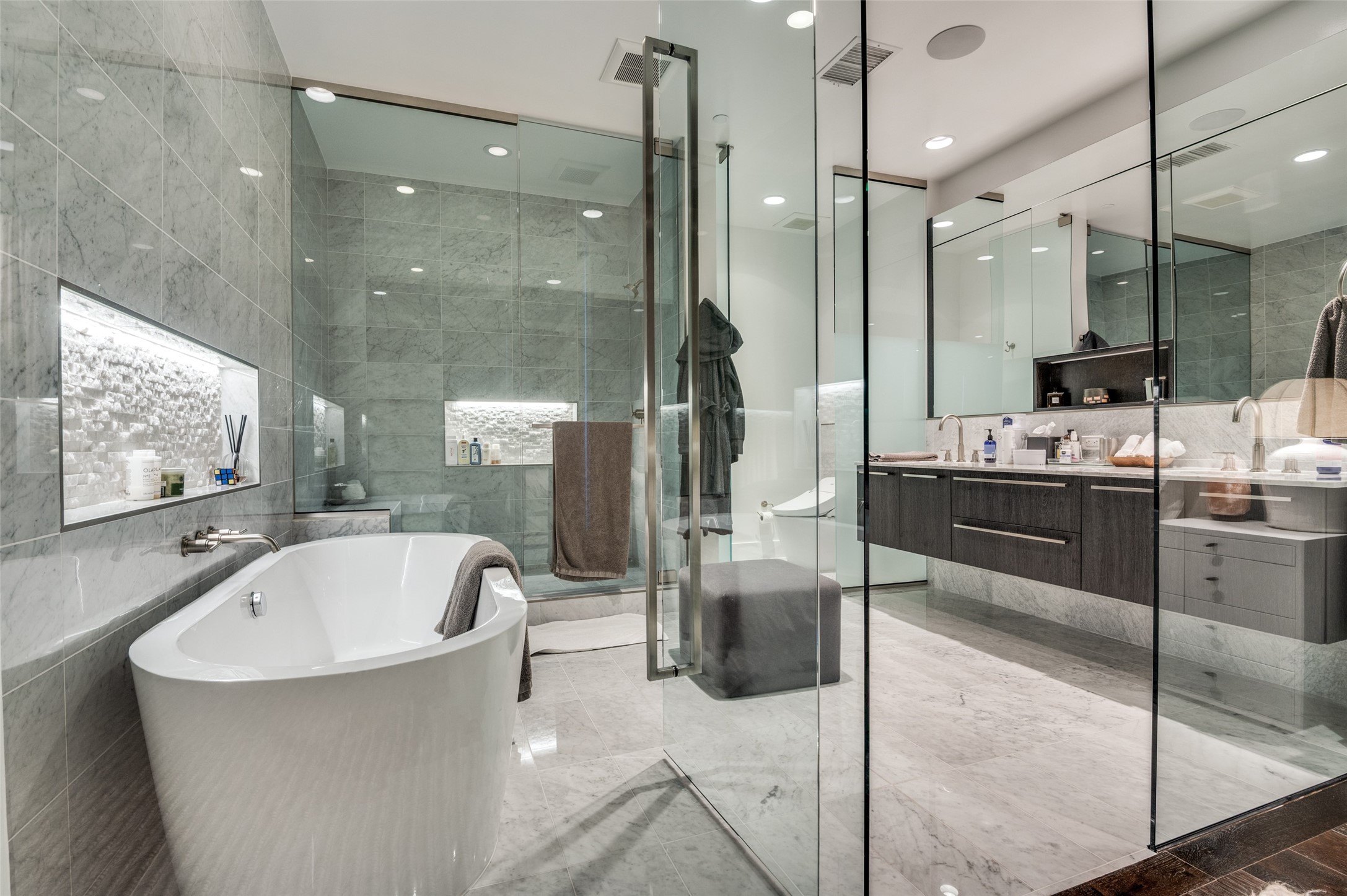 3130 N HARWOOD 2505