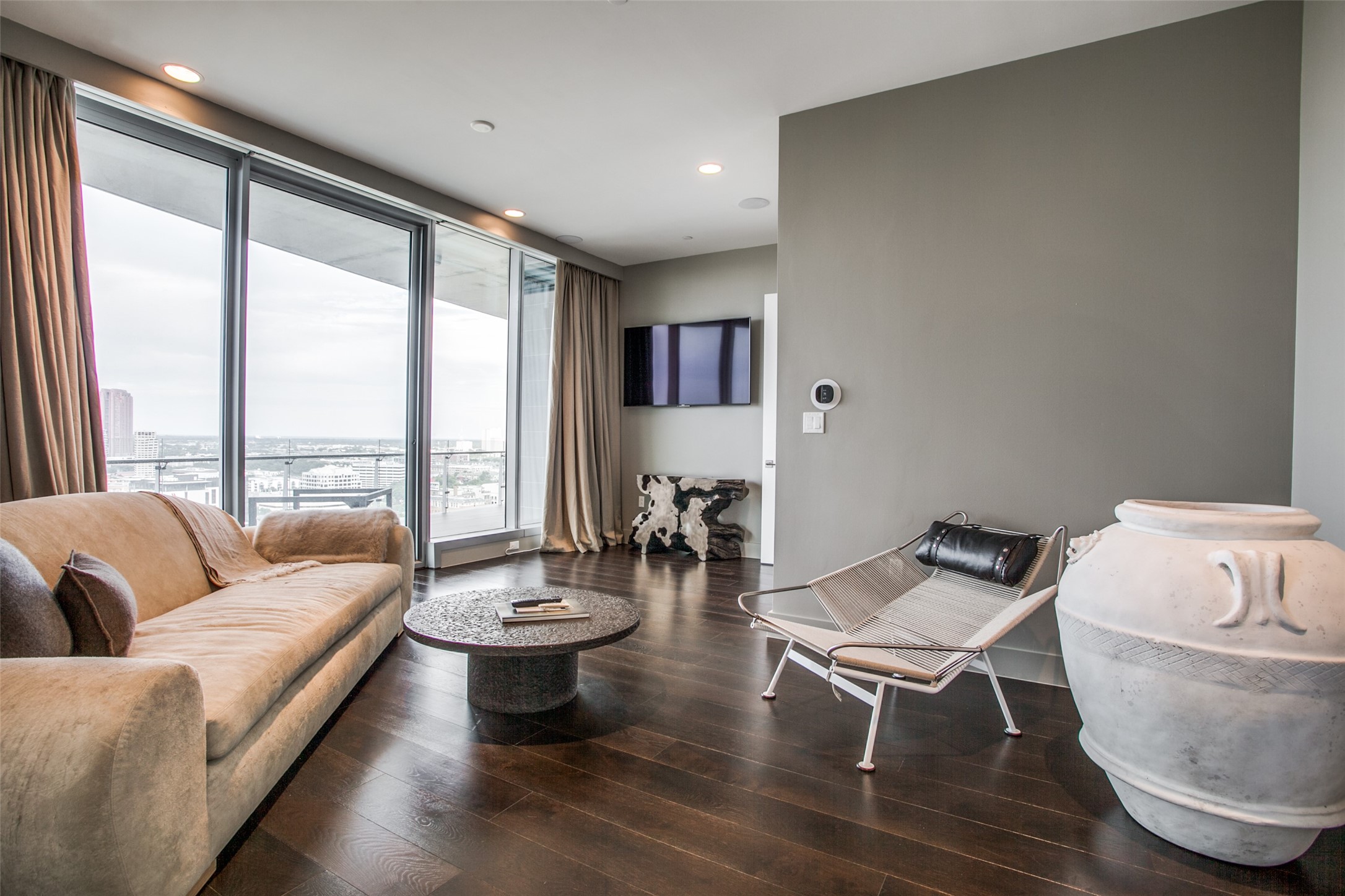 3130 N HARWOOD 2505