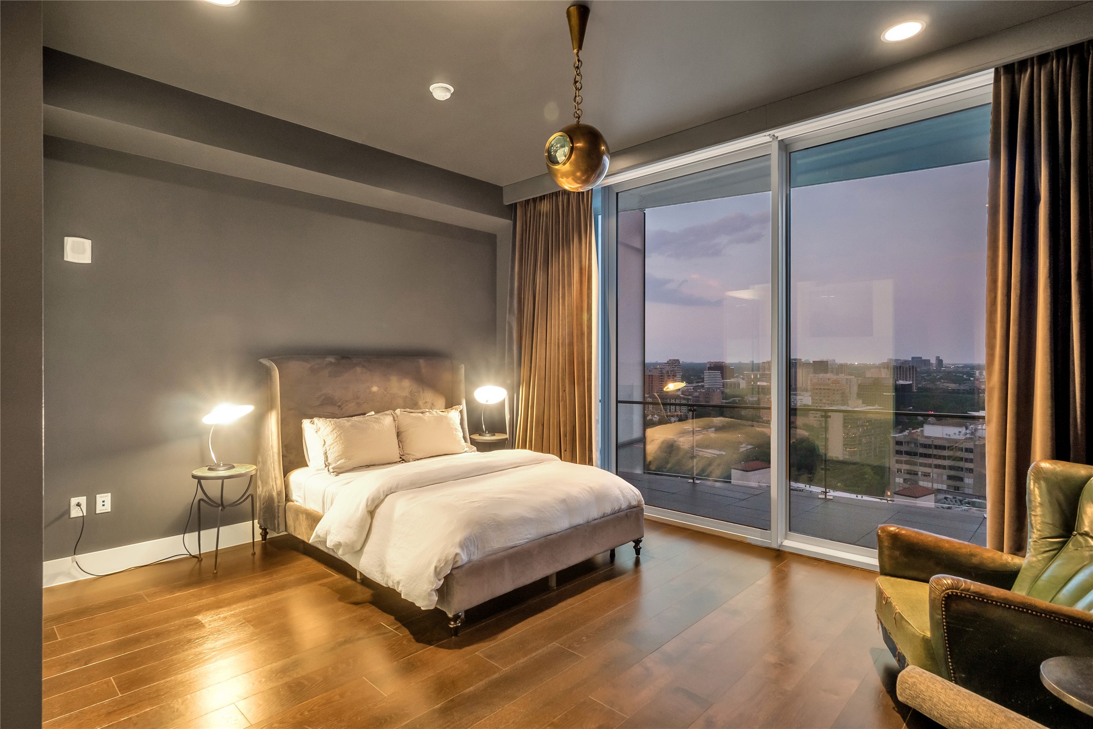 3130 N HARWOOD 2505