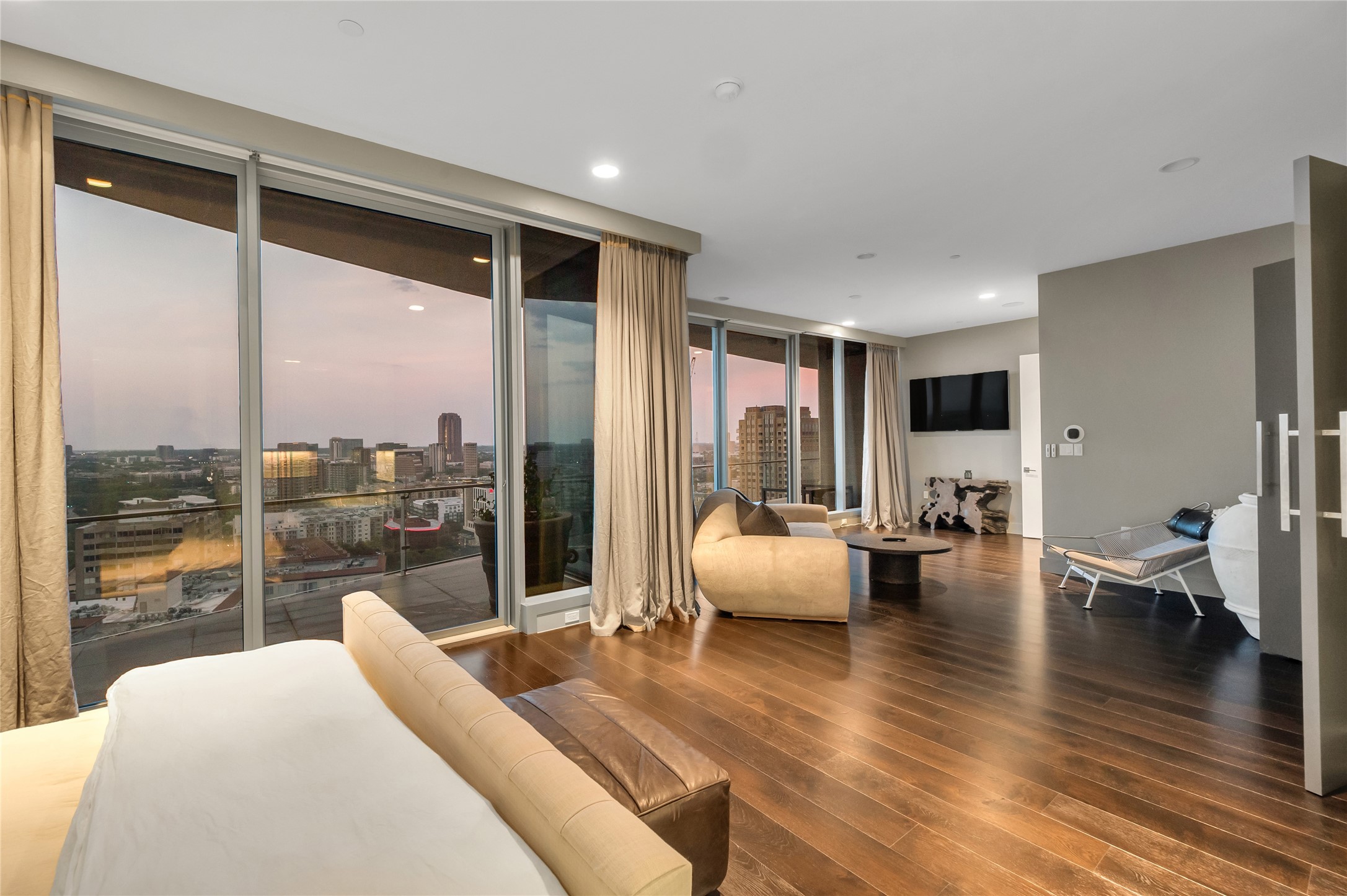 3130 N HARWOOD 2505