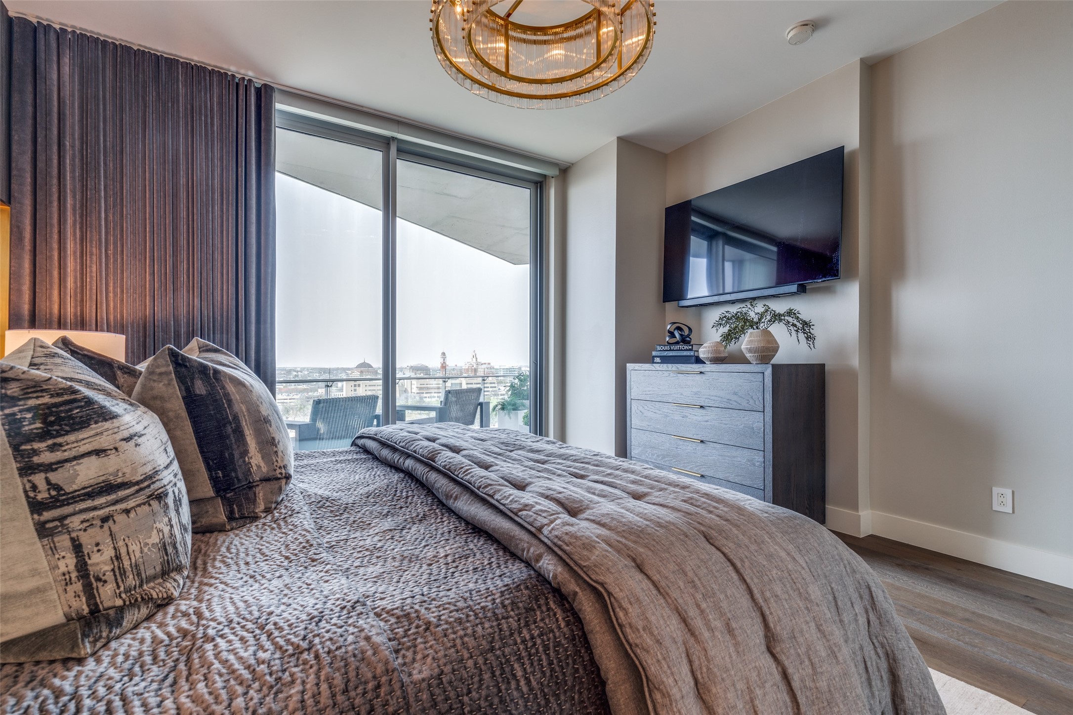 3130 N Harwood Street 1104