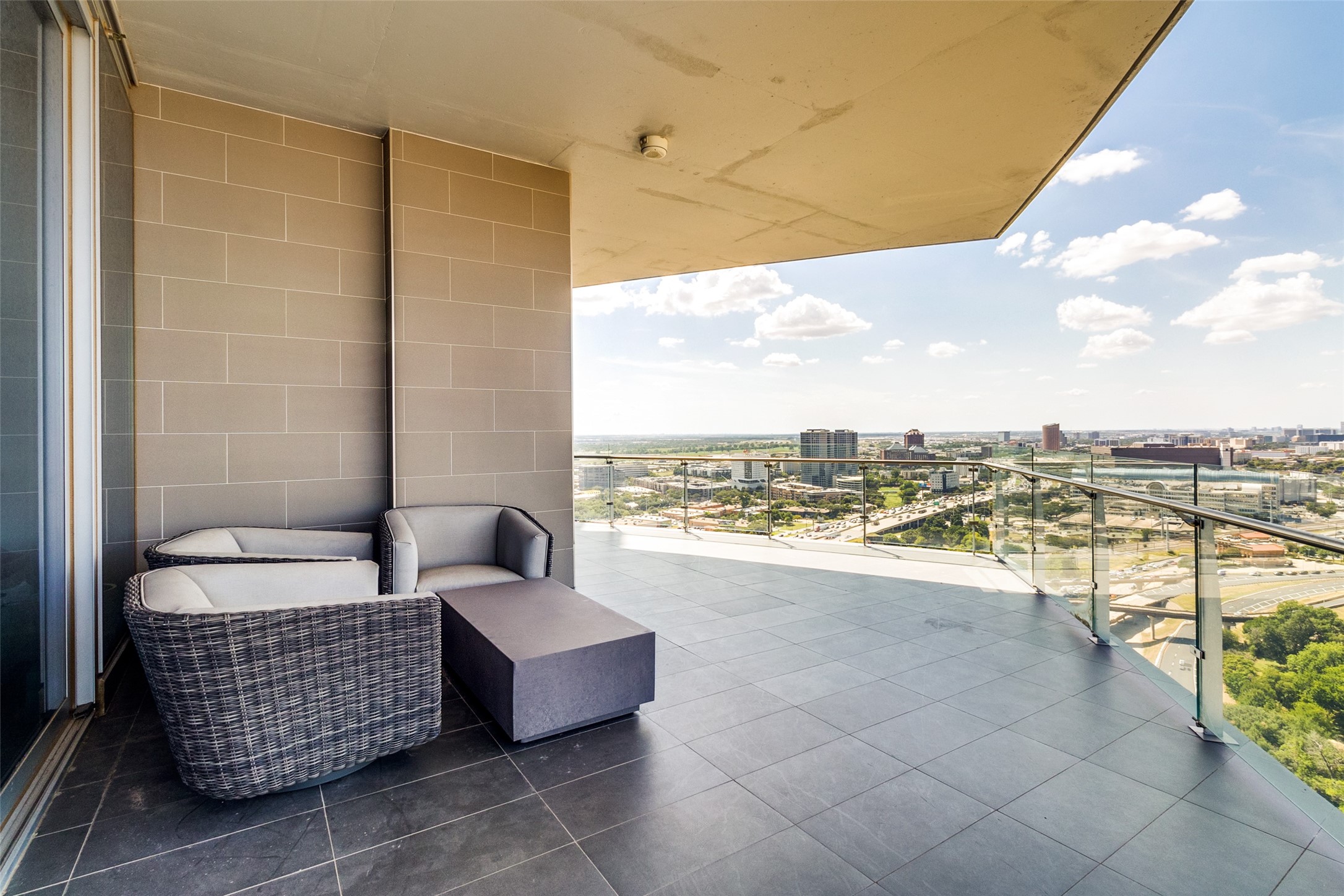 3130 N Harwood Street 2304