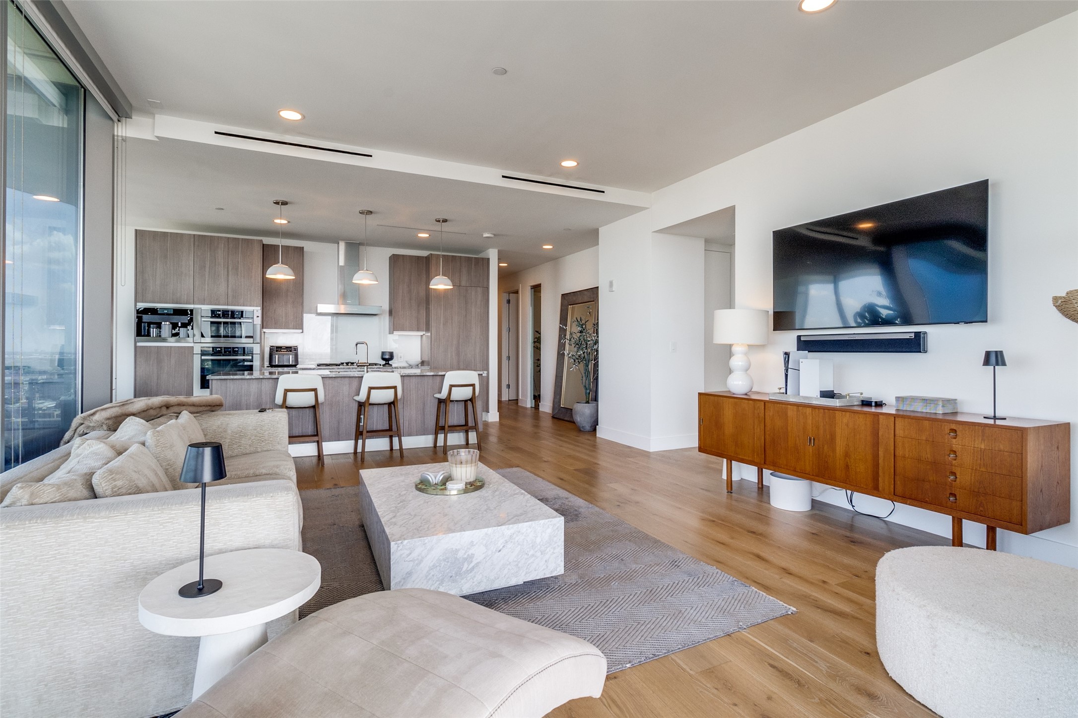 3130 N Harwood Street 2304