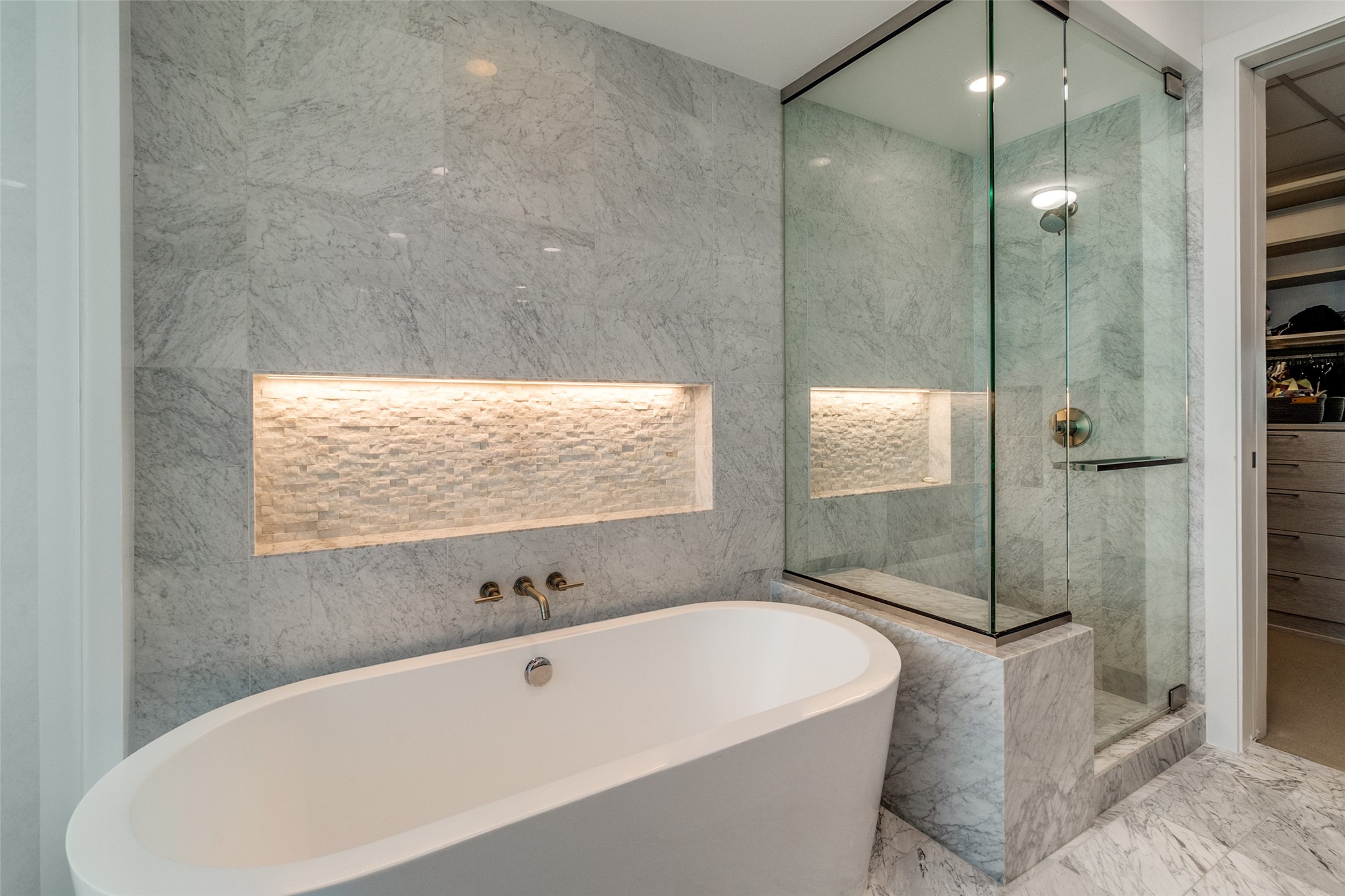 3130 N Harwood Street 2304