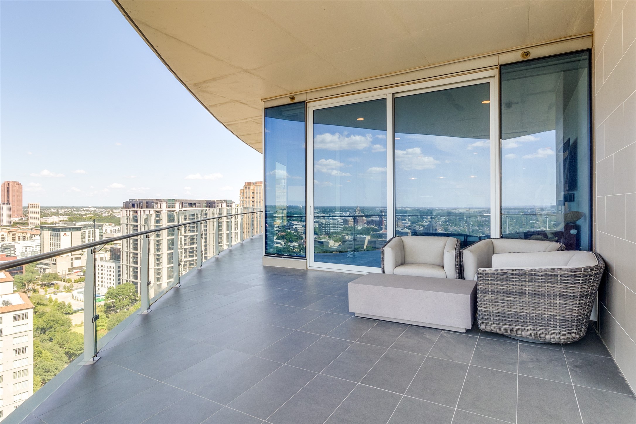 3130 N Harwood Street 2304