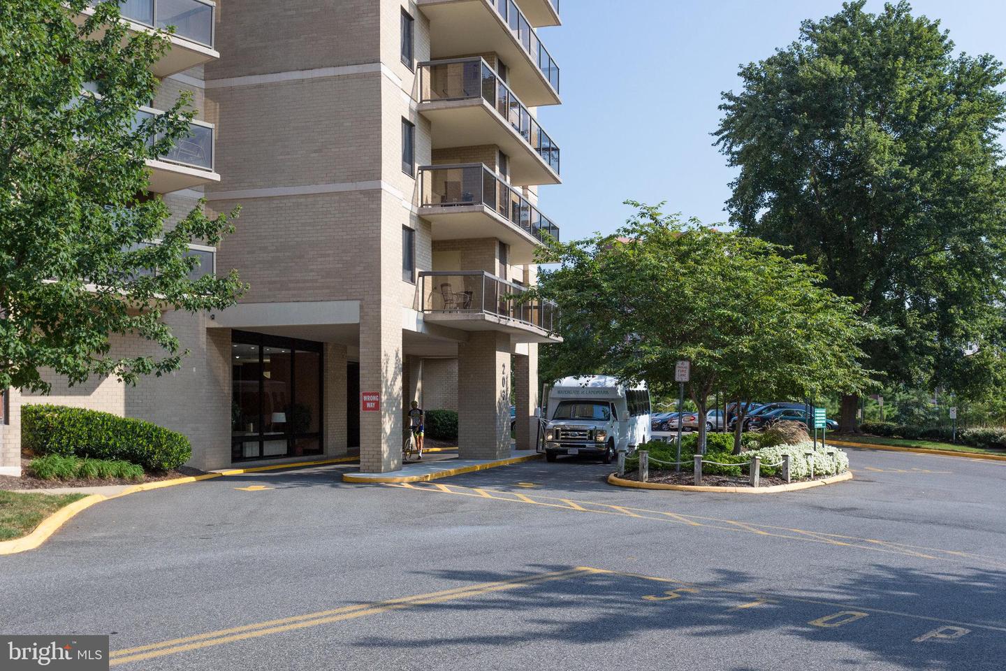 203 Yoakum Pkwy #1721