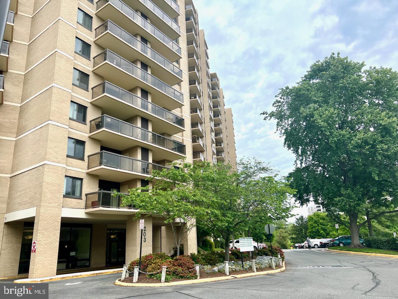 203 Yoakum Pkwy #1721