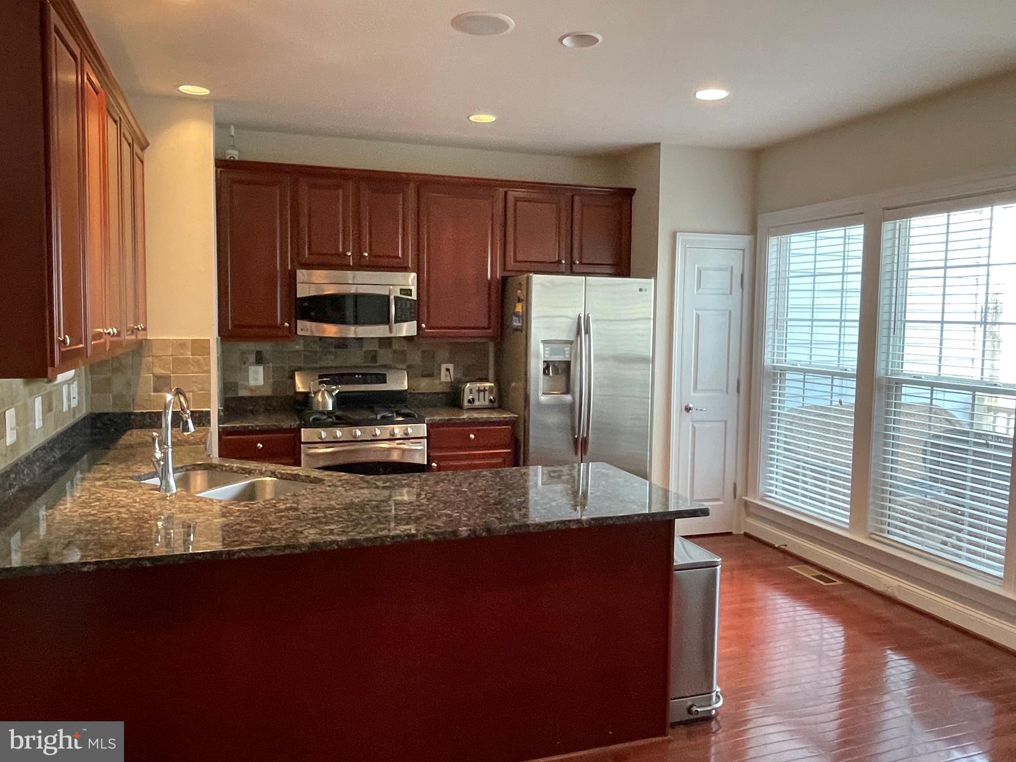 527 Glade Fern Ter SE