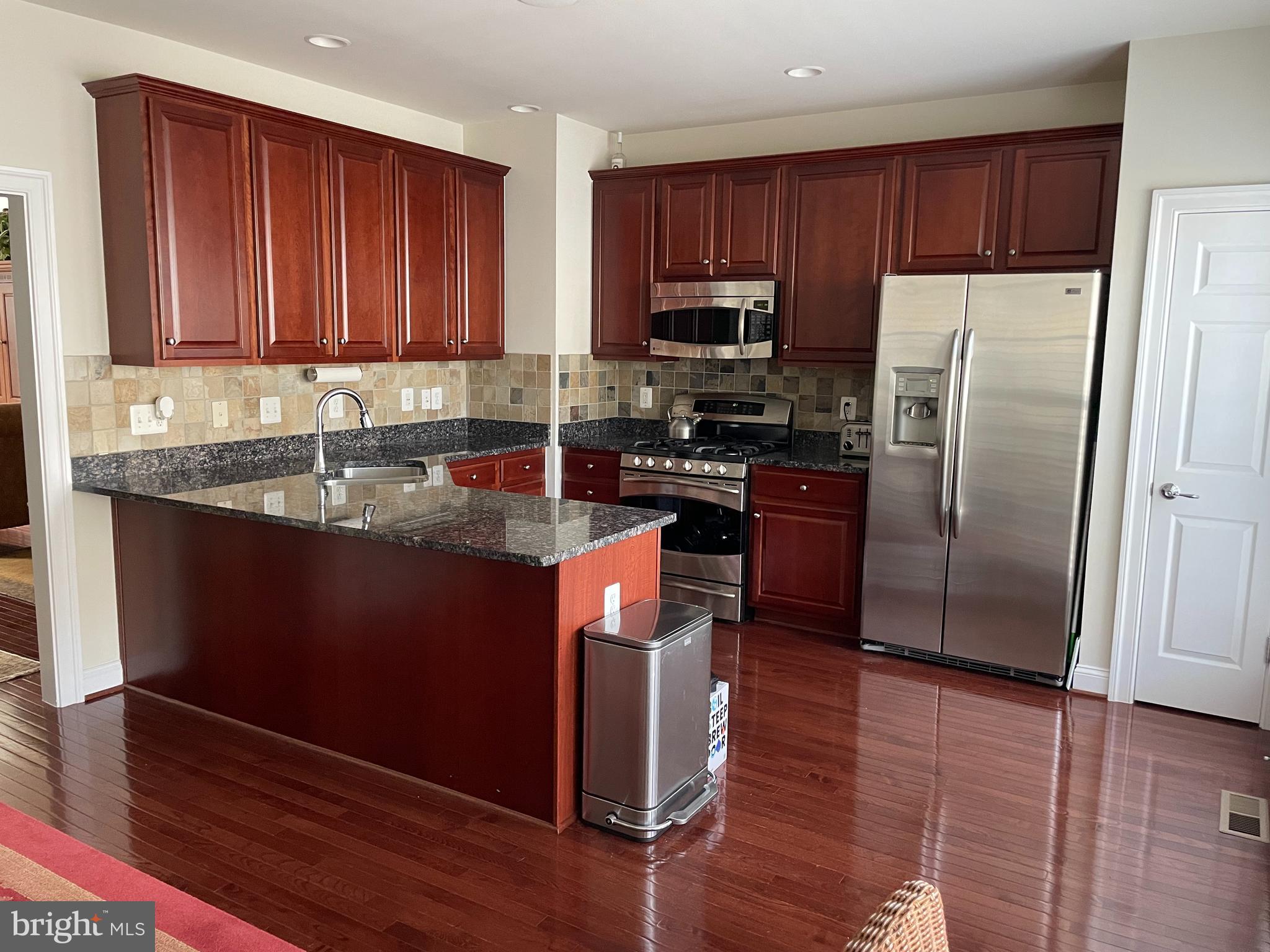 527 Glade Fern Ter SE