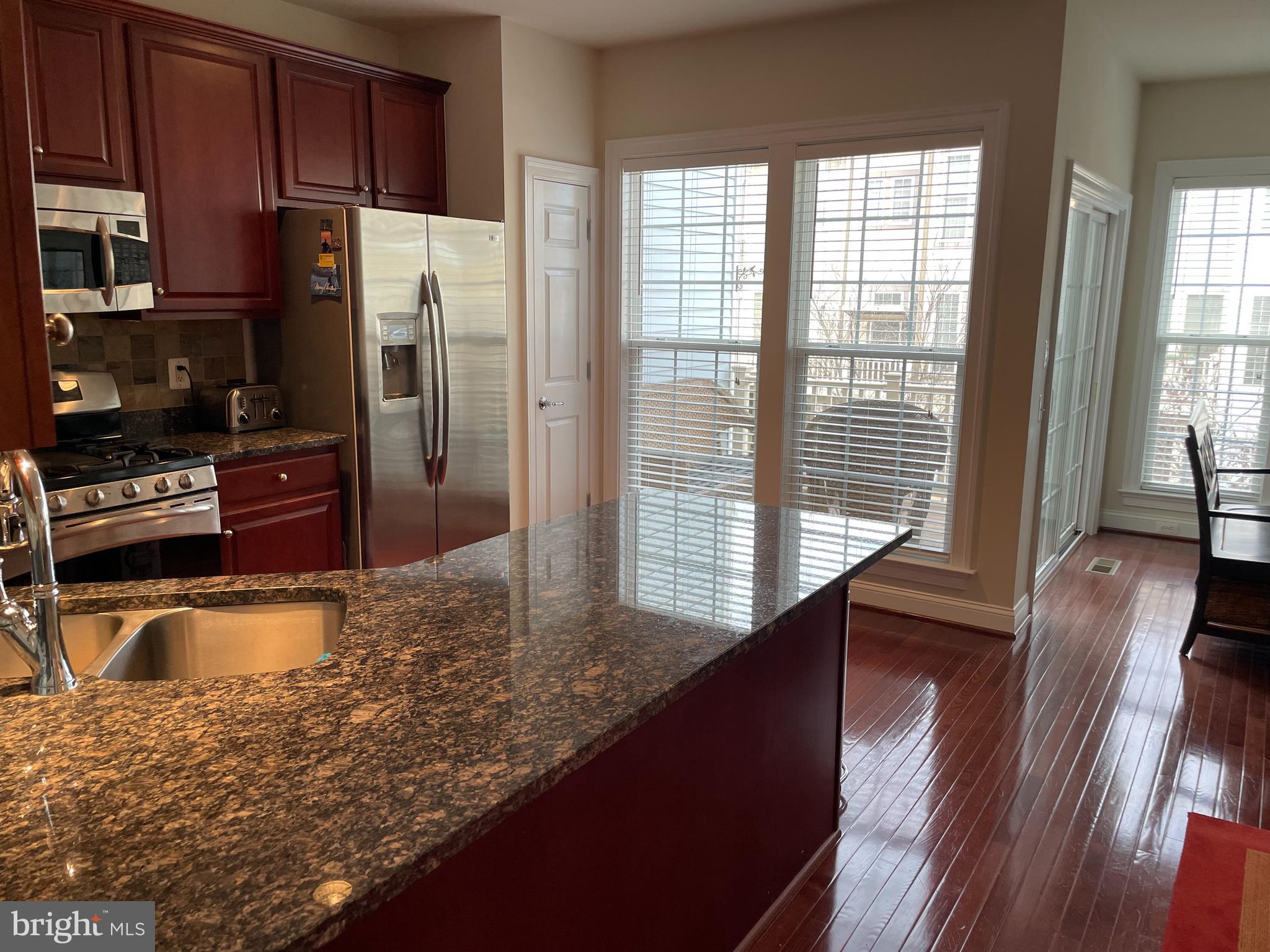 527 Glade Fern Ter SE