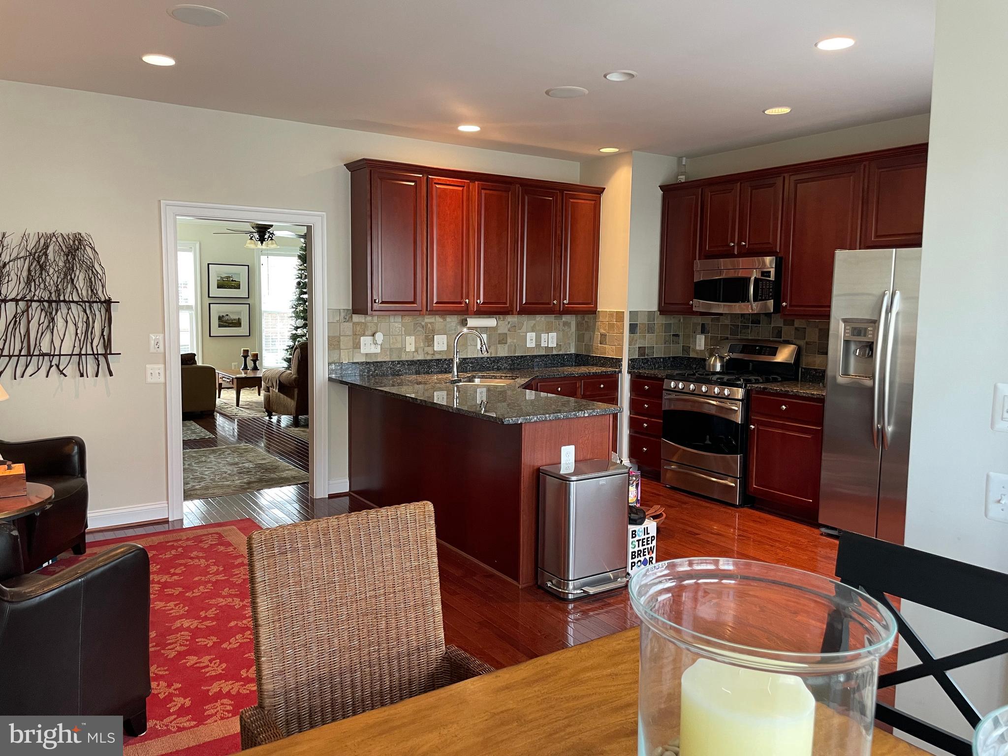 527 Glade Fern Ter SE
