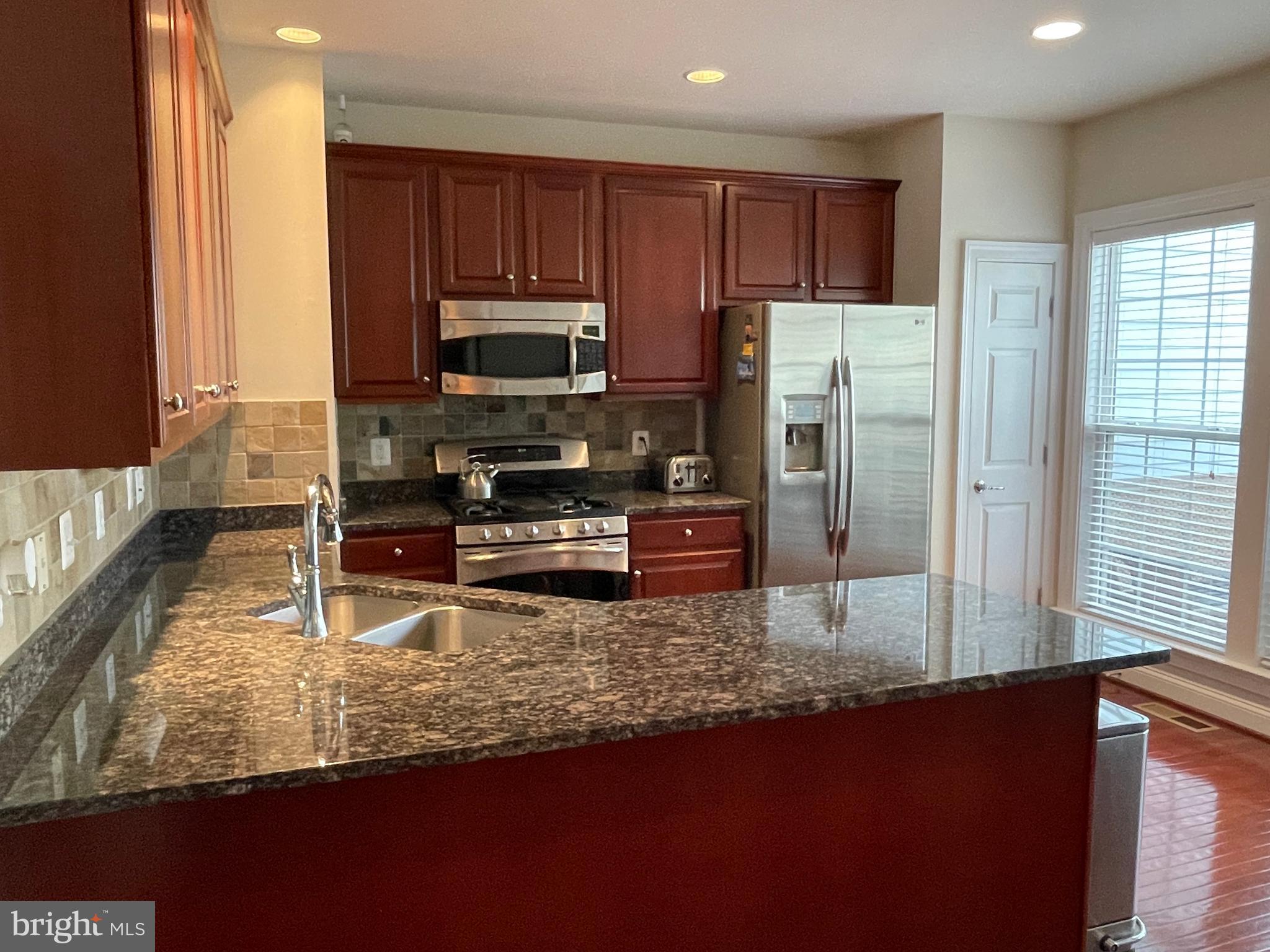 527 Glade Fern Ter SE