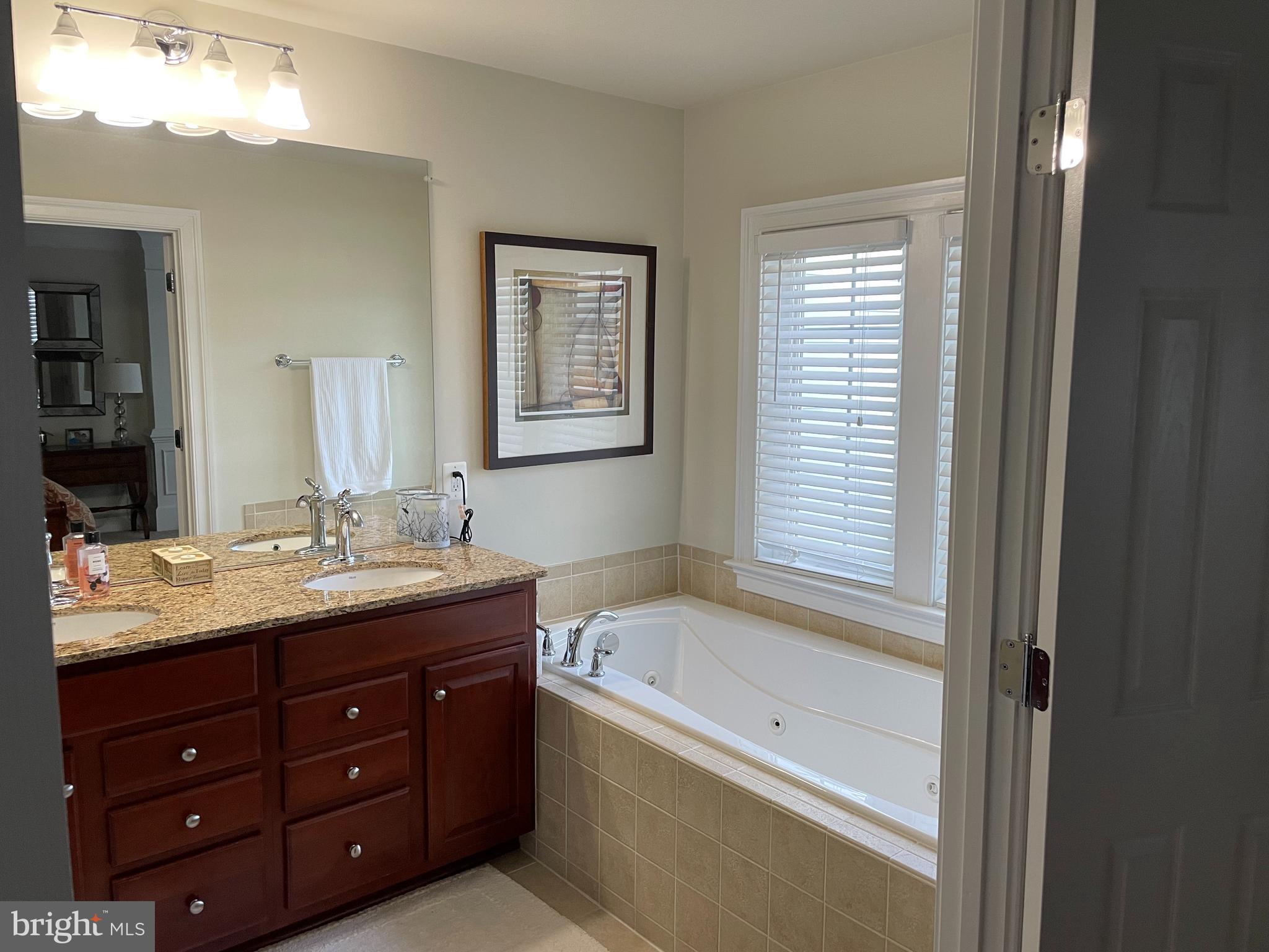 527 Glade Fern Ter SE