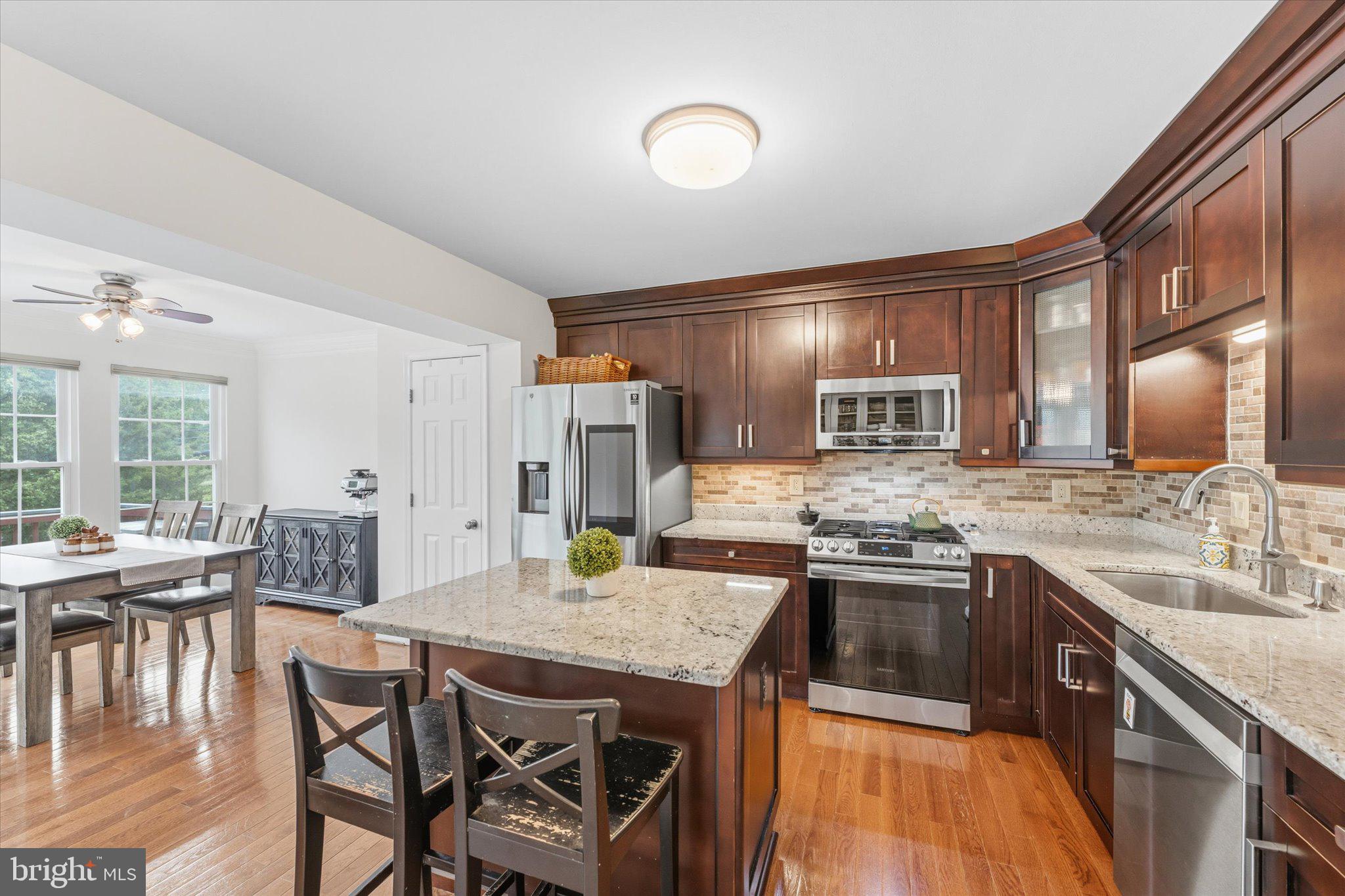 166 SHIRLEY SQUARE SE